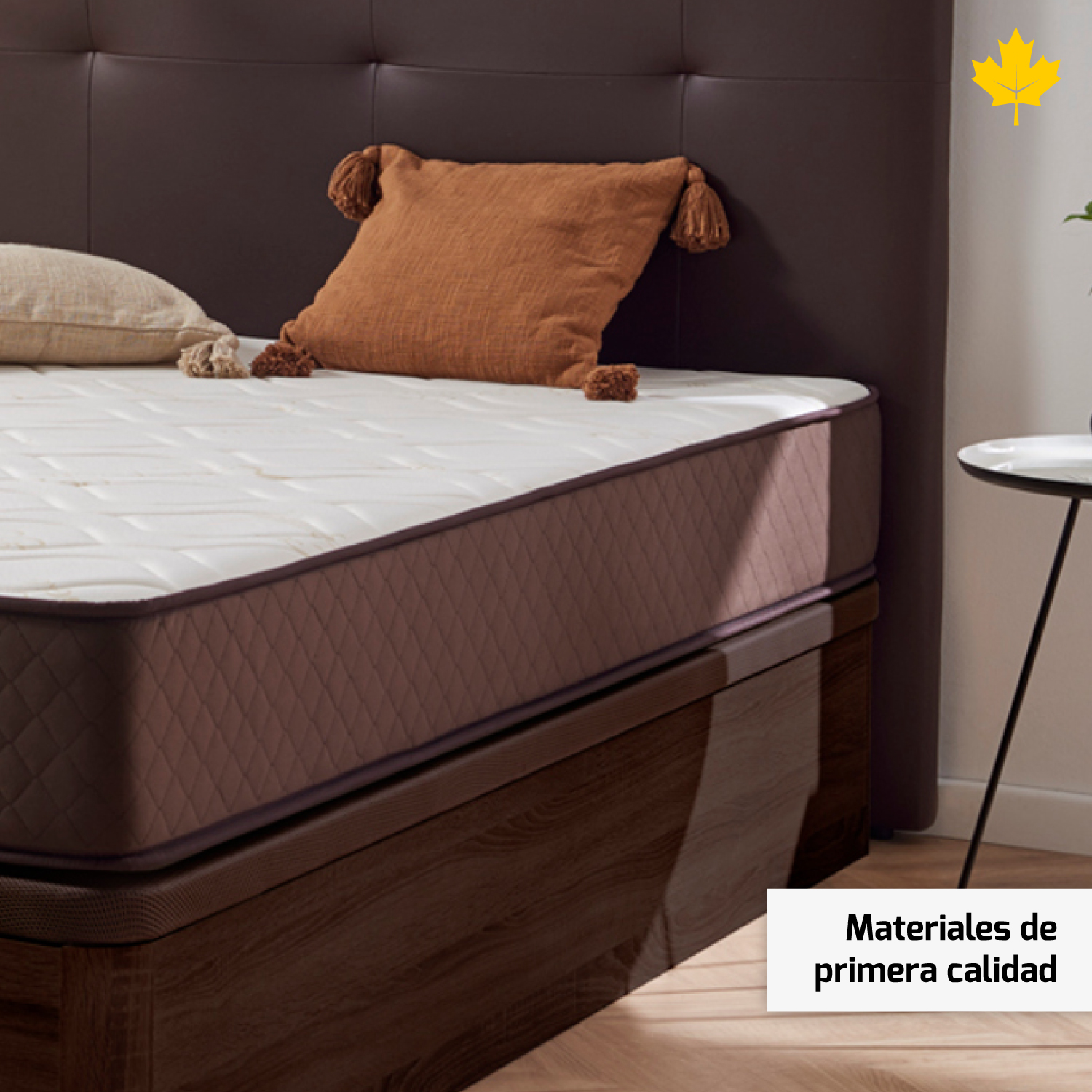 Cama con colchón, cabecero marrón y almohadas. El texto dice: 'Materiales de primera calidad'.