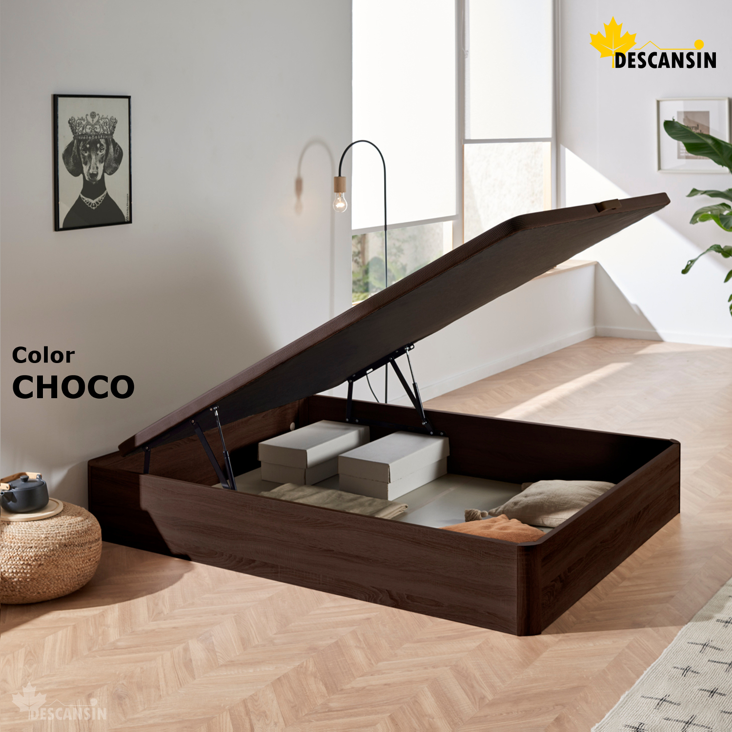 Dormitorio con base de cama abierta. La cama es de color marrón oscuro. Dos cajas blancas están dentro.