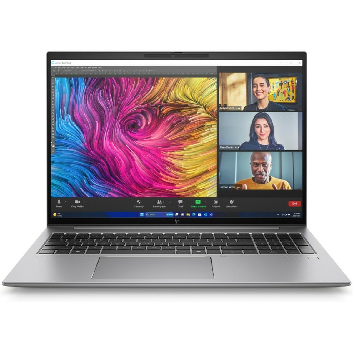 Un portátil mostrando una videollamada con tres personas sobre fondo blanco.