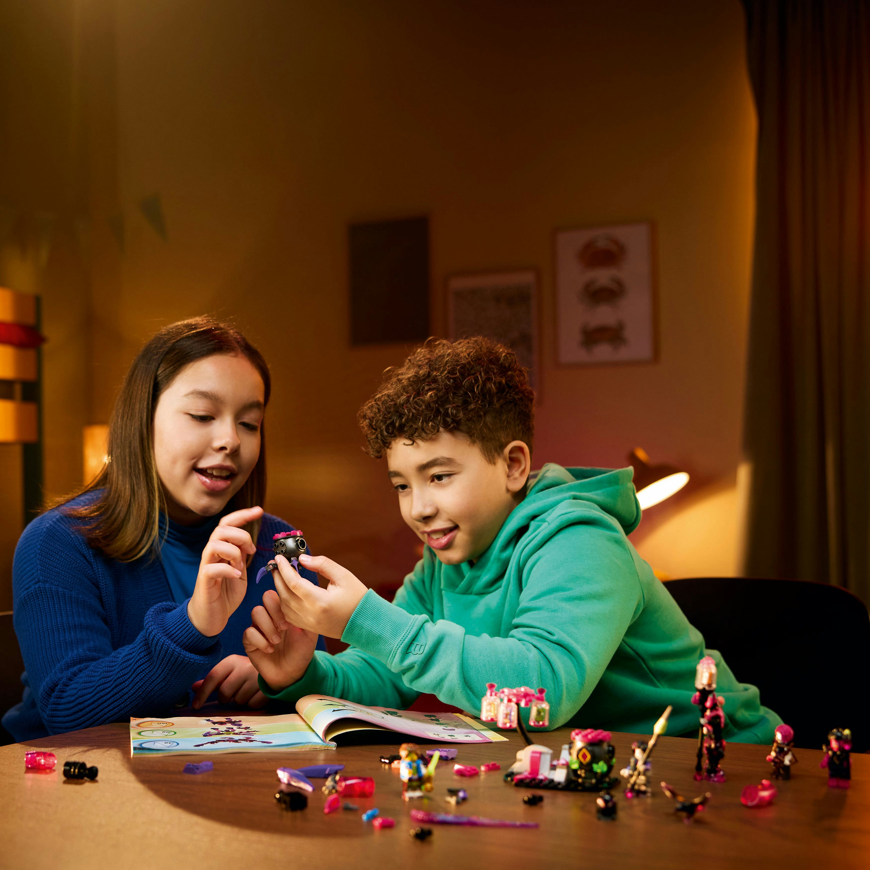 Dos niños mirando Lego. Un niño sostiene una pequeña figura de Lego.