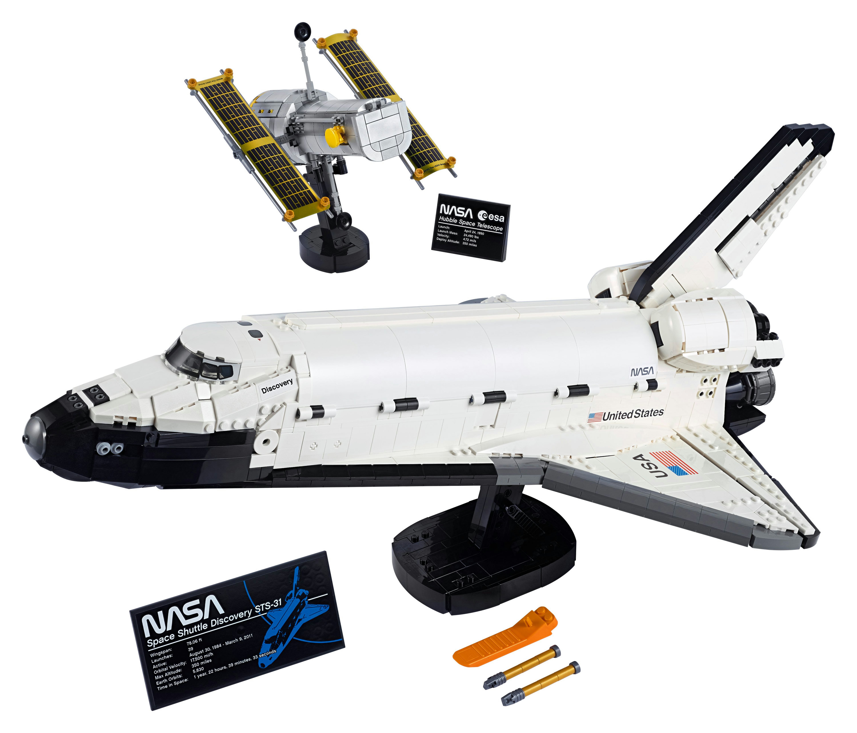 Lego Space Shuttle Discovery i model satelity z kartami i akcesoriami na białym tle.