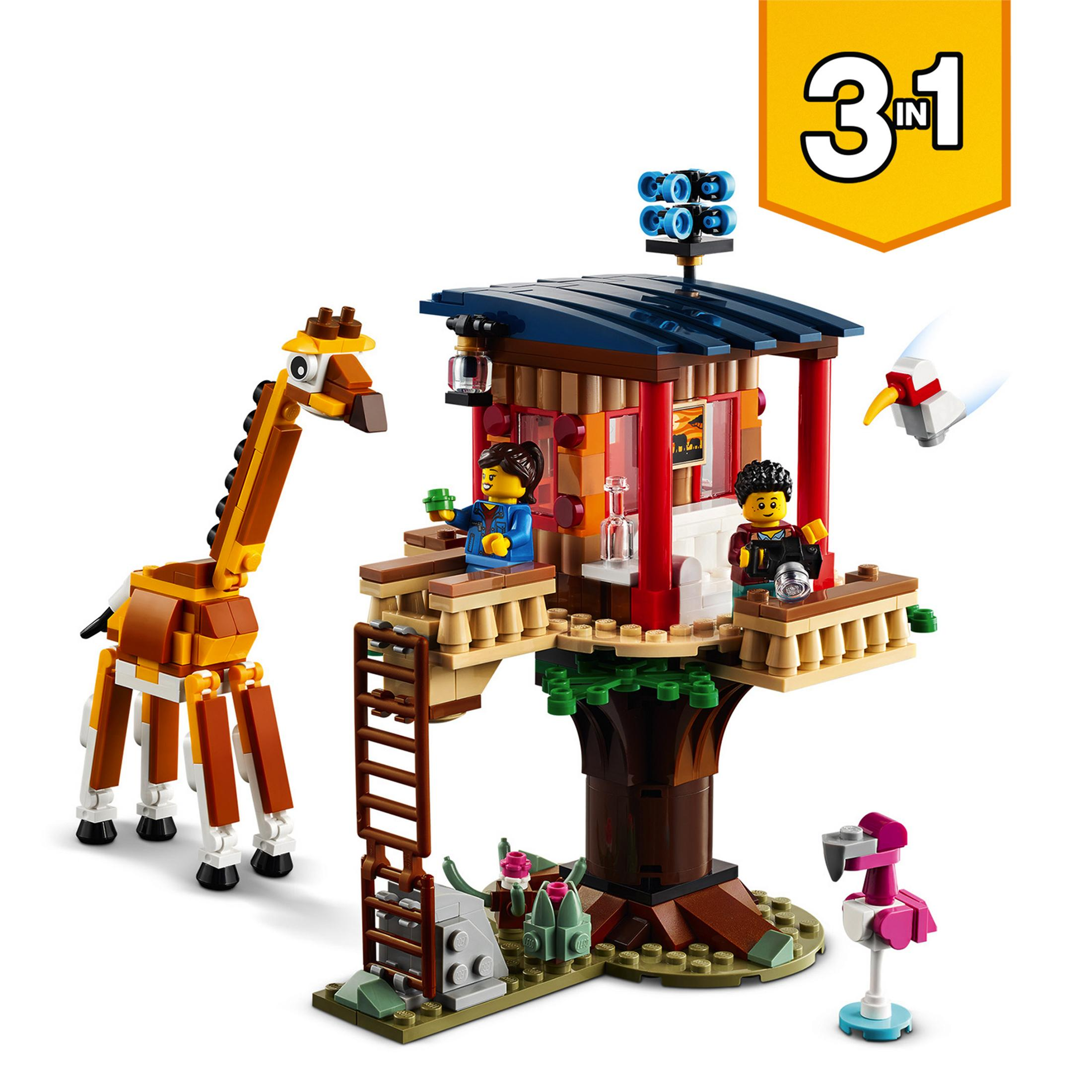 Set LEGO casa sull'albero con giraffe e fenicotteri, e due minifigure sulla casa sull'albero.