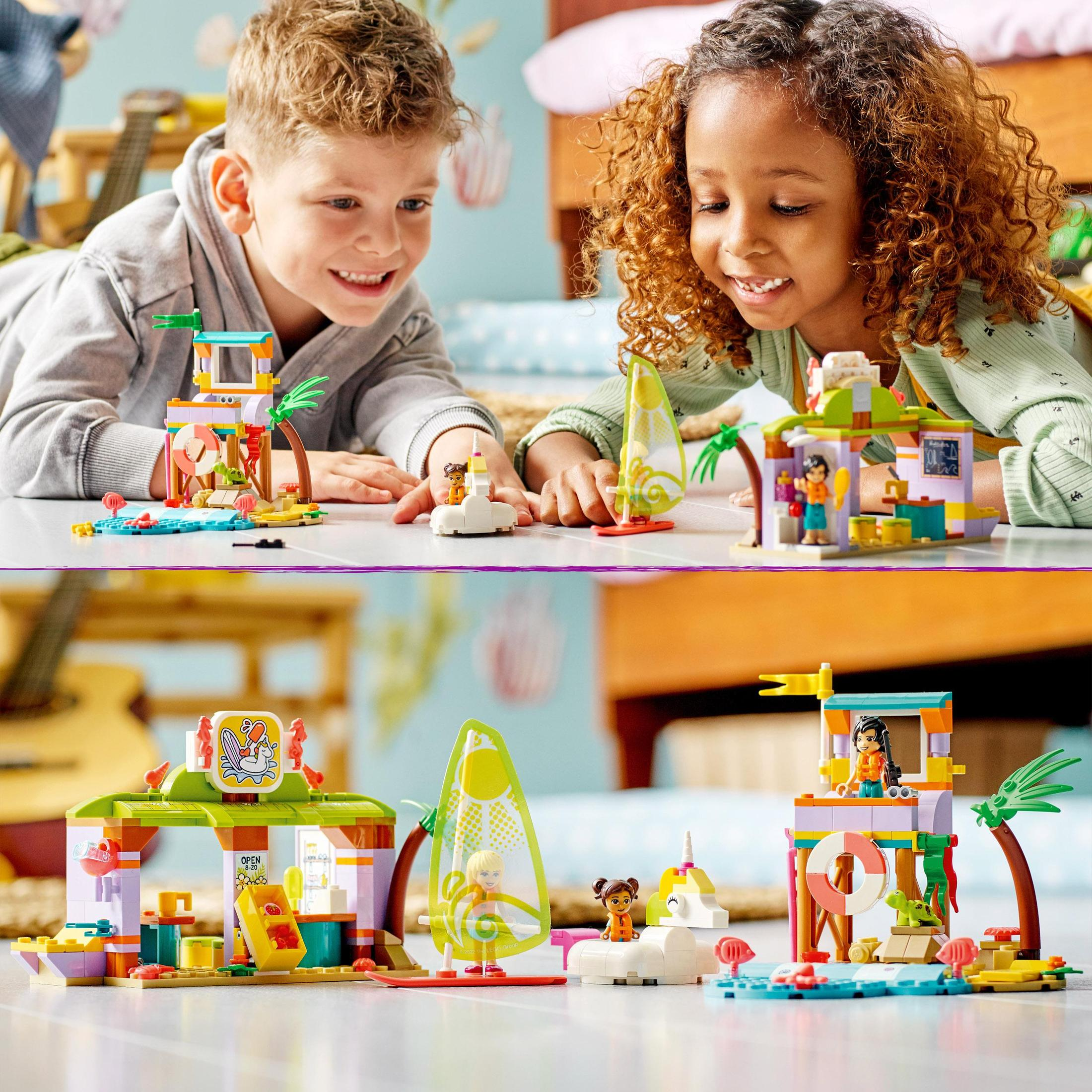Deux enfants jouant avec des maisons de plage Lego. Sets avec palmiers, figurines et planche de surf.
