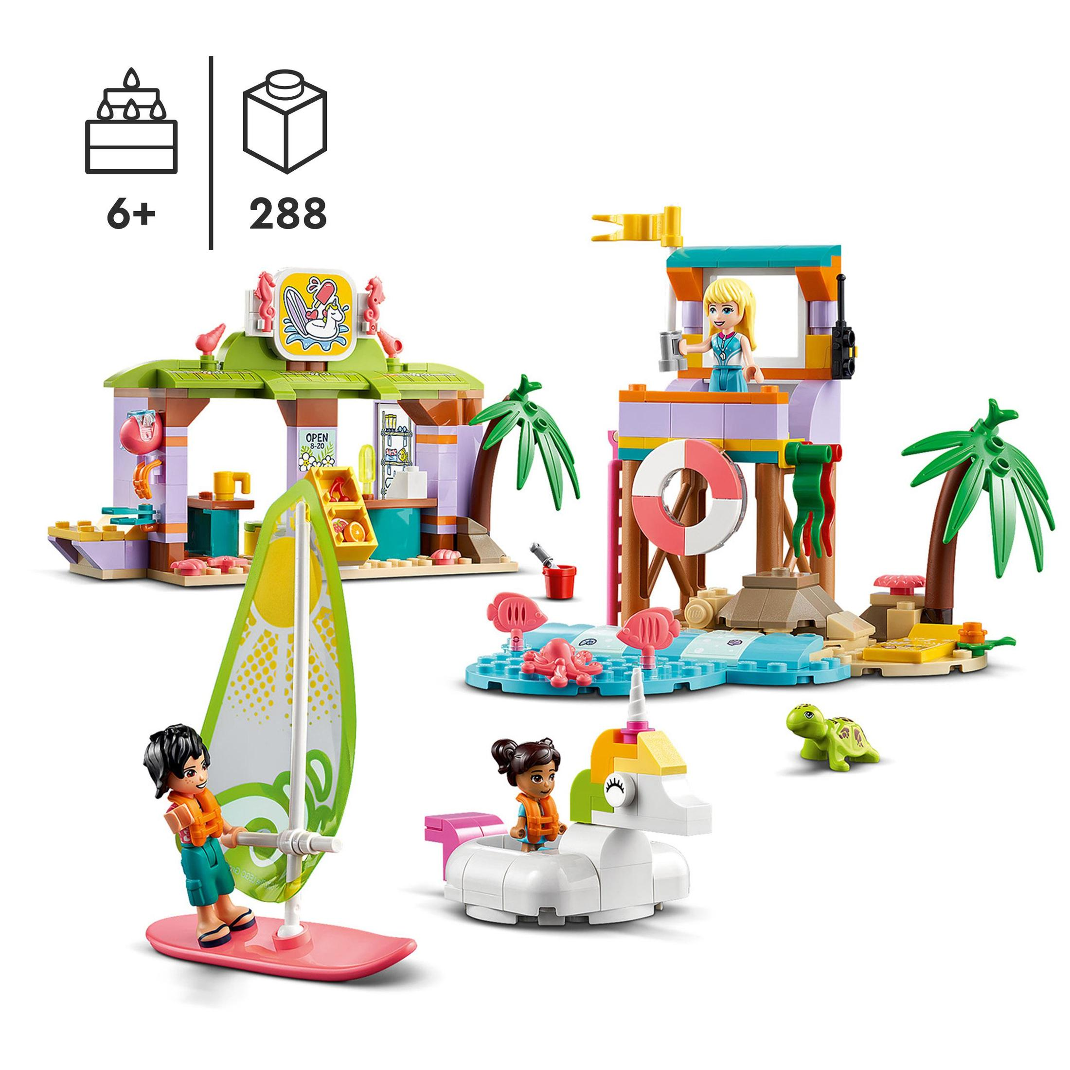 Ensemble Lego avec une scène de plage comprenant des figurines, des bâtiments et des accessoires.