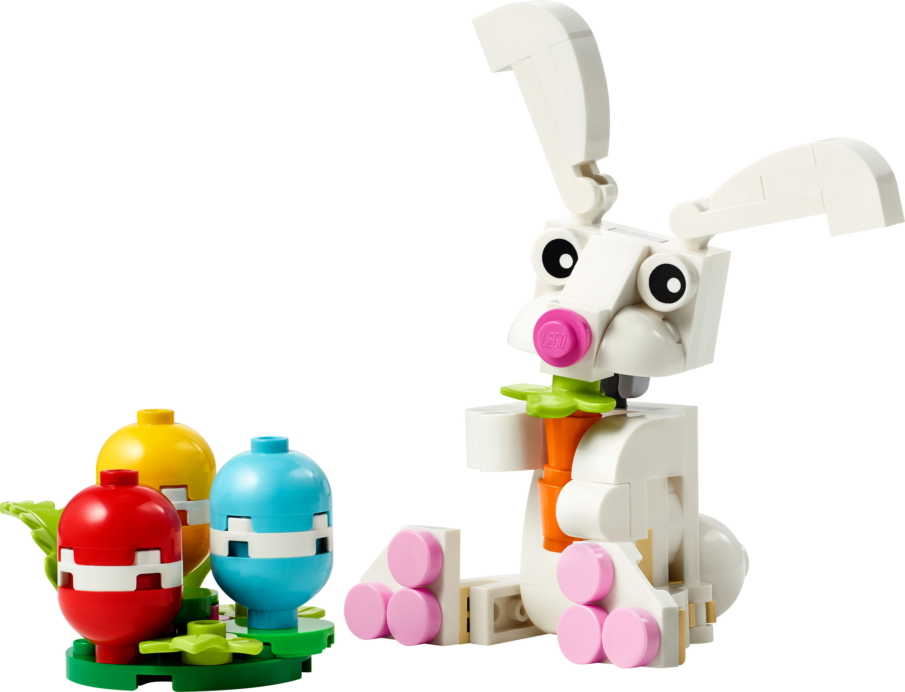 Coniglietto pasquale LEGO con carota, accanto a tre uova di Pasqua colorate su base verde.