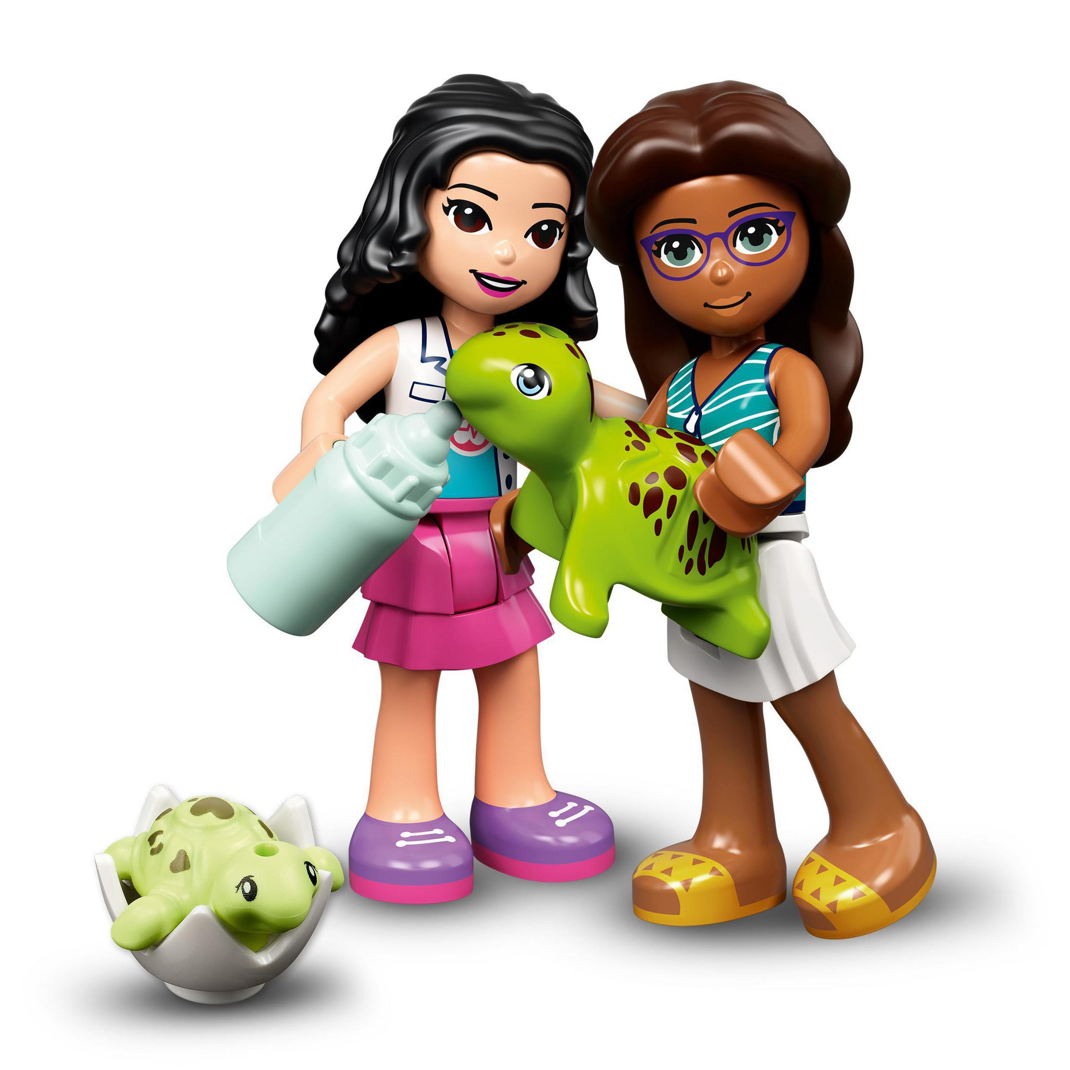 Zwei Lego Friends Figuren halten eine grüne Schildkröte und ein Babyschildkröte.