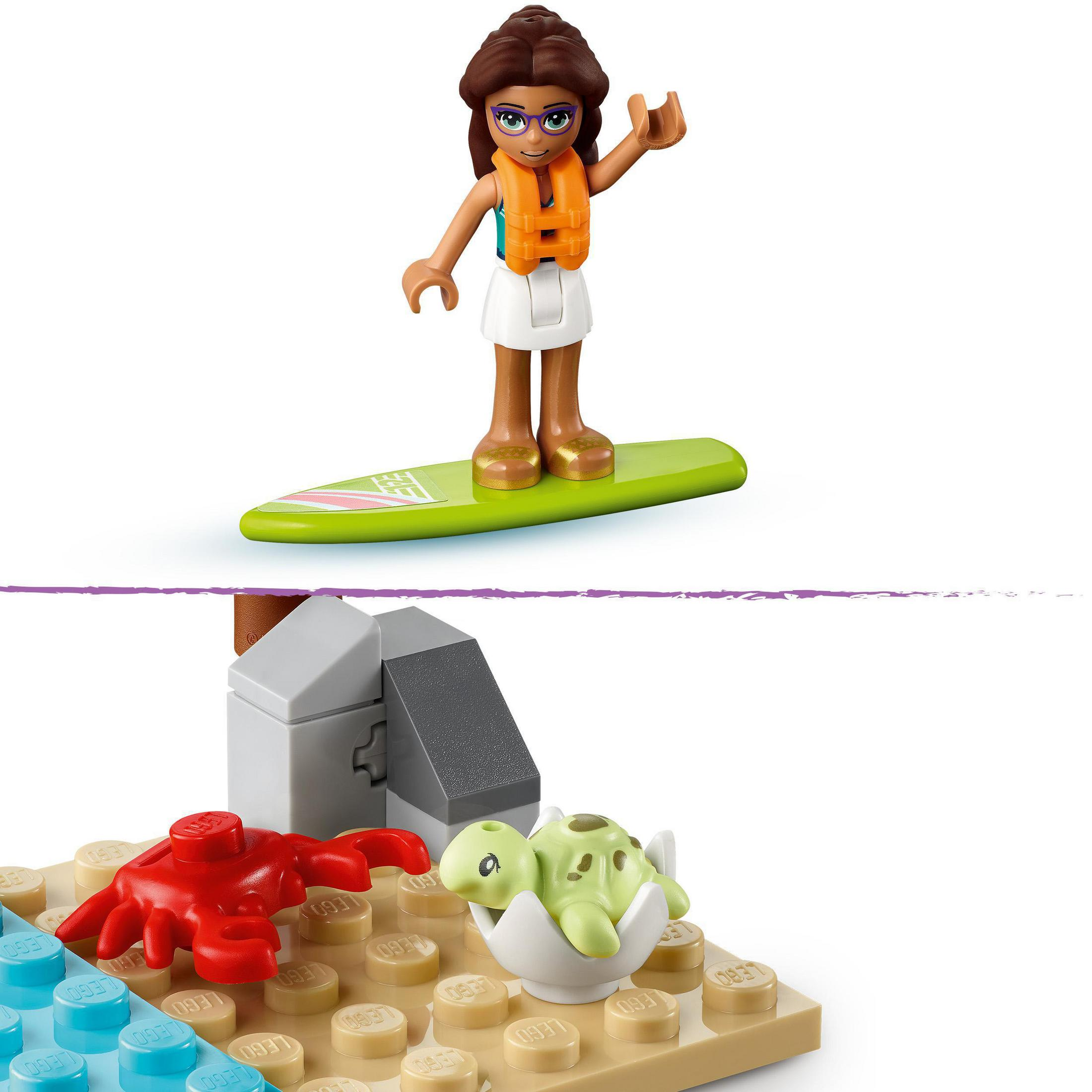 LEGO-Set mit einem Mädchen auf einem Surfbrett, einer Krabbe und einer schlüpfenden Schildkröte.