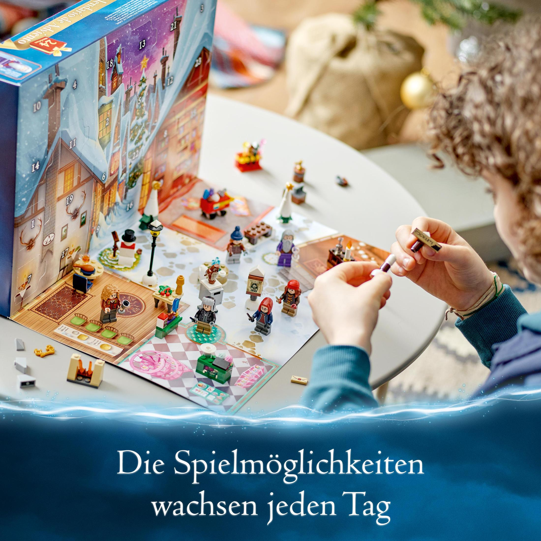 Bambino che interagisce con il calendario dell'avvento Lego, con personaggi e scene in miniatura.