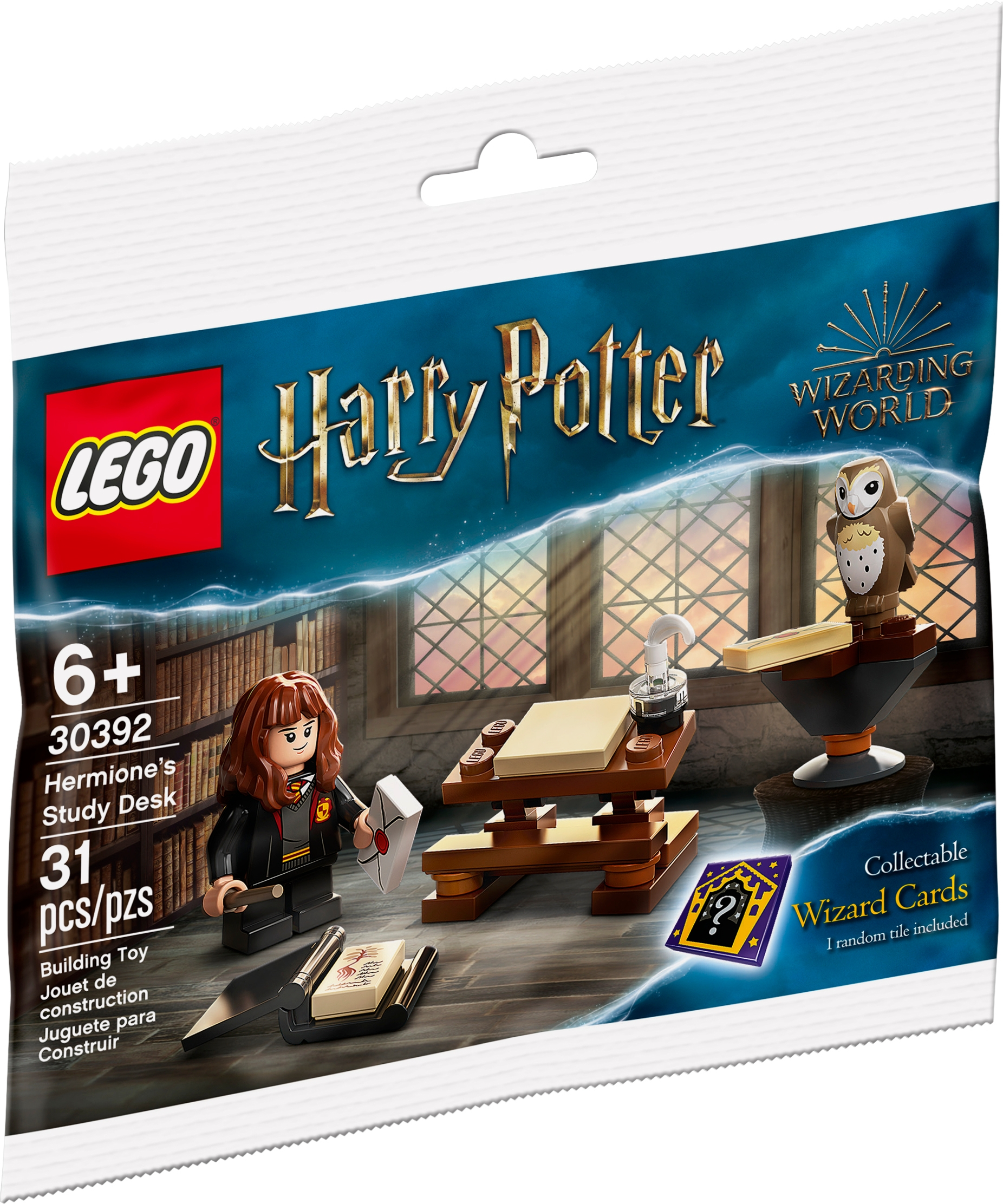 Torba z zestawem Lego Harry Potter. Hermiona, biurko, sowa, książki i karty czarodziejów. Niebieskie tło.
