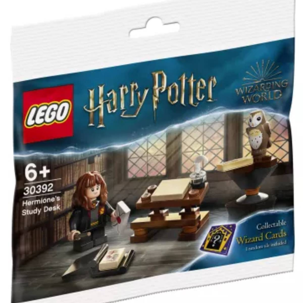 Woreczek z zestawu LEGO Harry Potter. Przedstawia biurko Hermiony z minifigurkami i kartami czarodziejów.