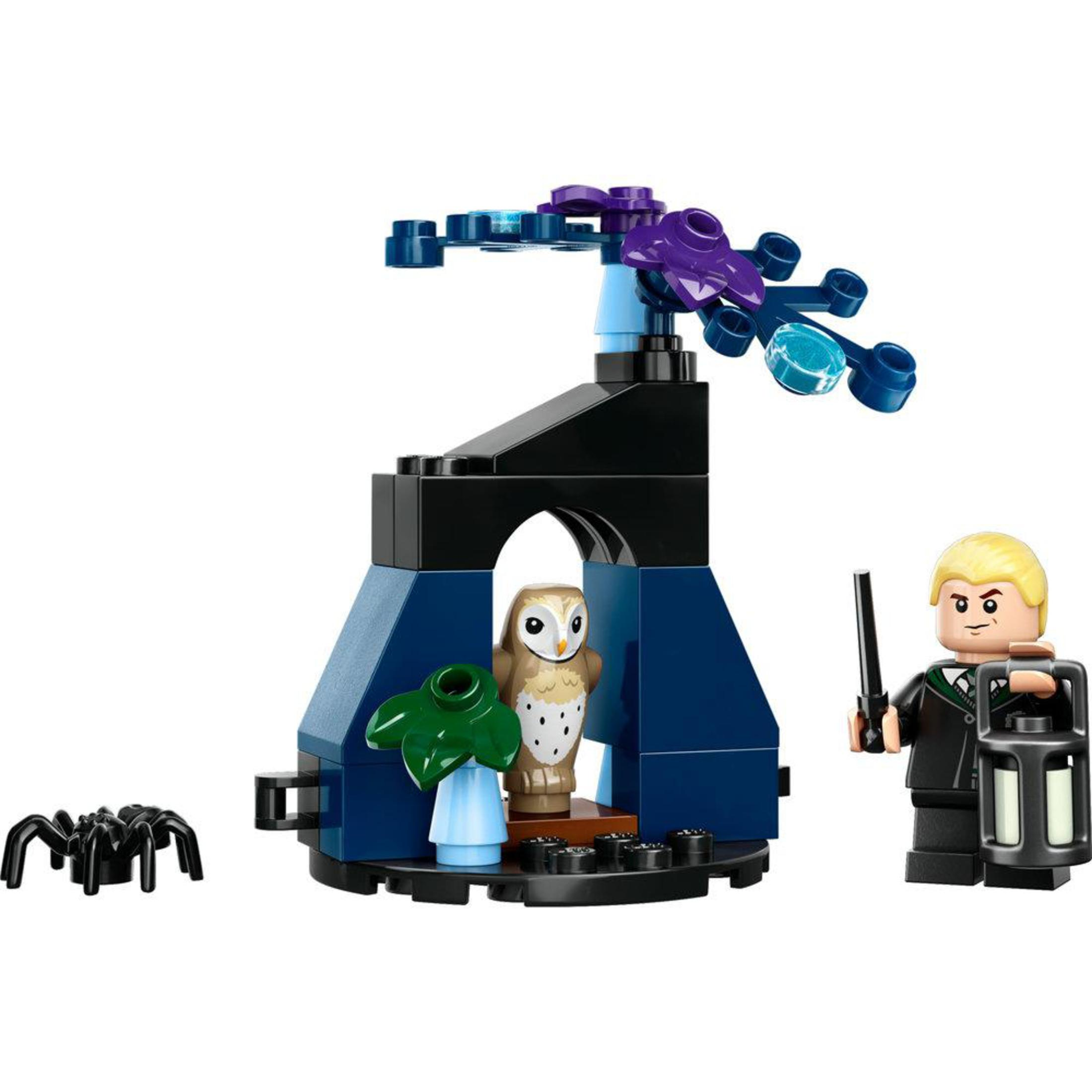 LEGO Harry Potter Set. Eine Szene mit einer Figur, Eule und einer dunkelblauen Struktur mit Baum.