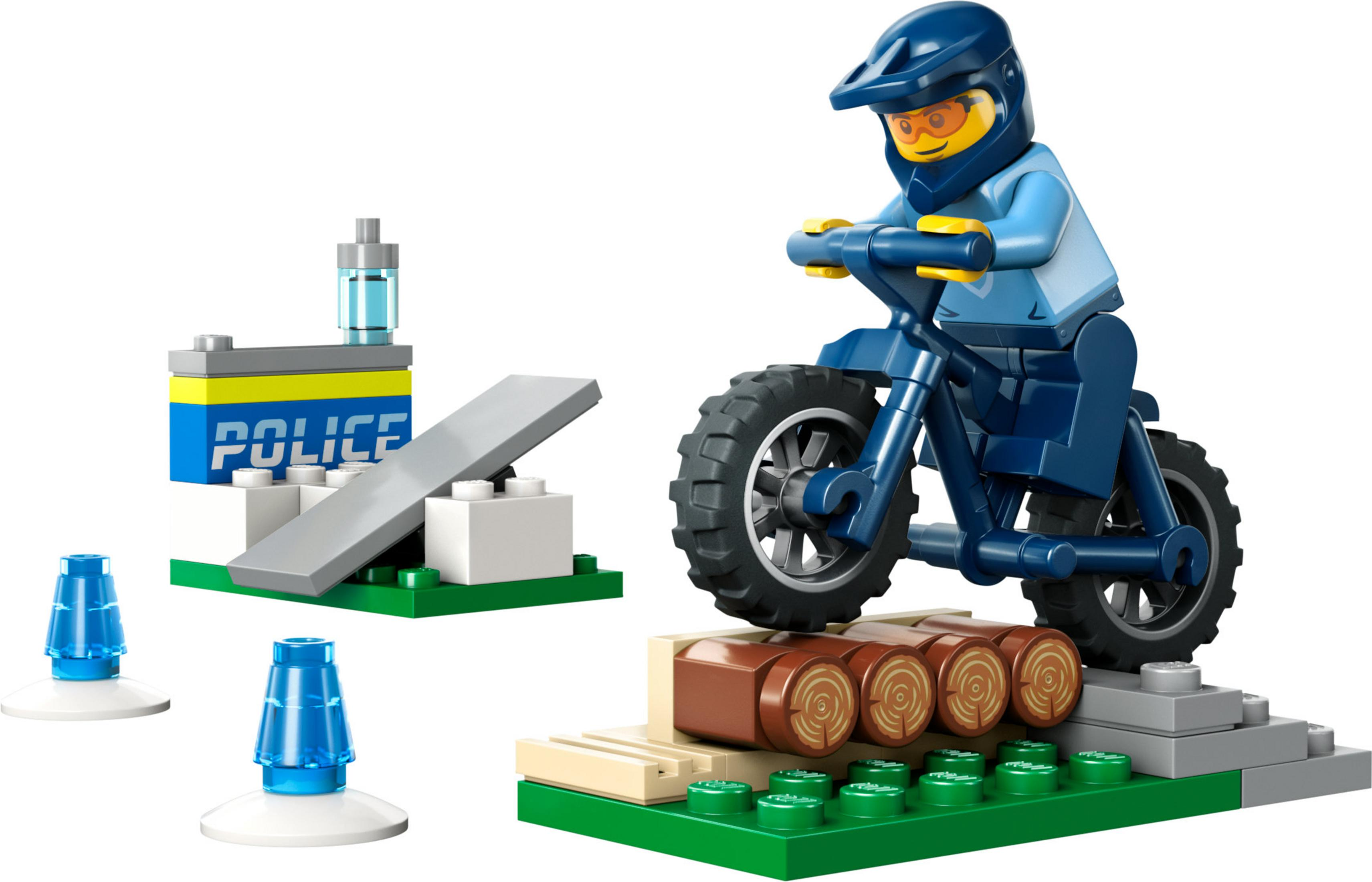 Scena z motocyklem policyjnym Lego z kierowcą, przeszkodami i posterunkiem policji.