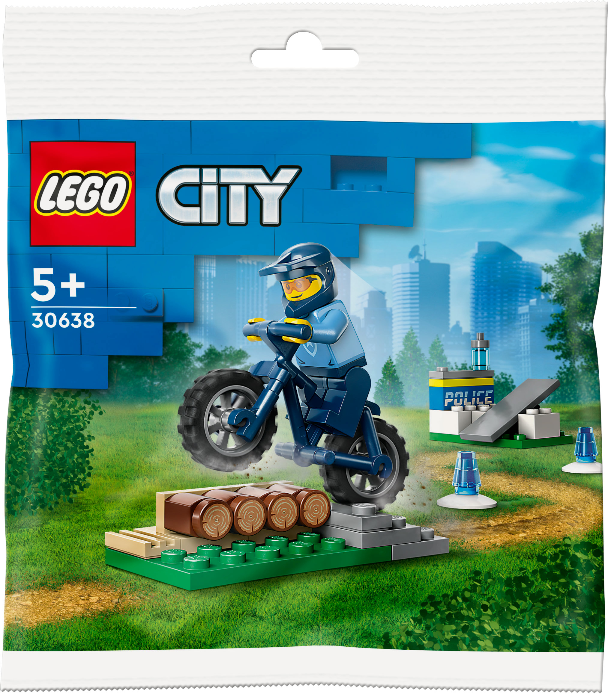 Torba z zestawem LEGO City. Minifigurka na motocyklu crossowym przeskakuje przeszkody. Posterunek policji w tle.