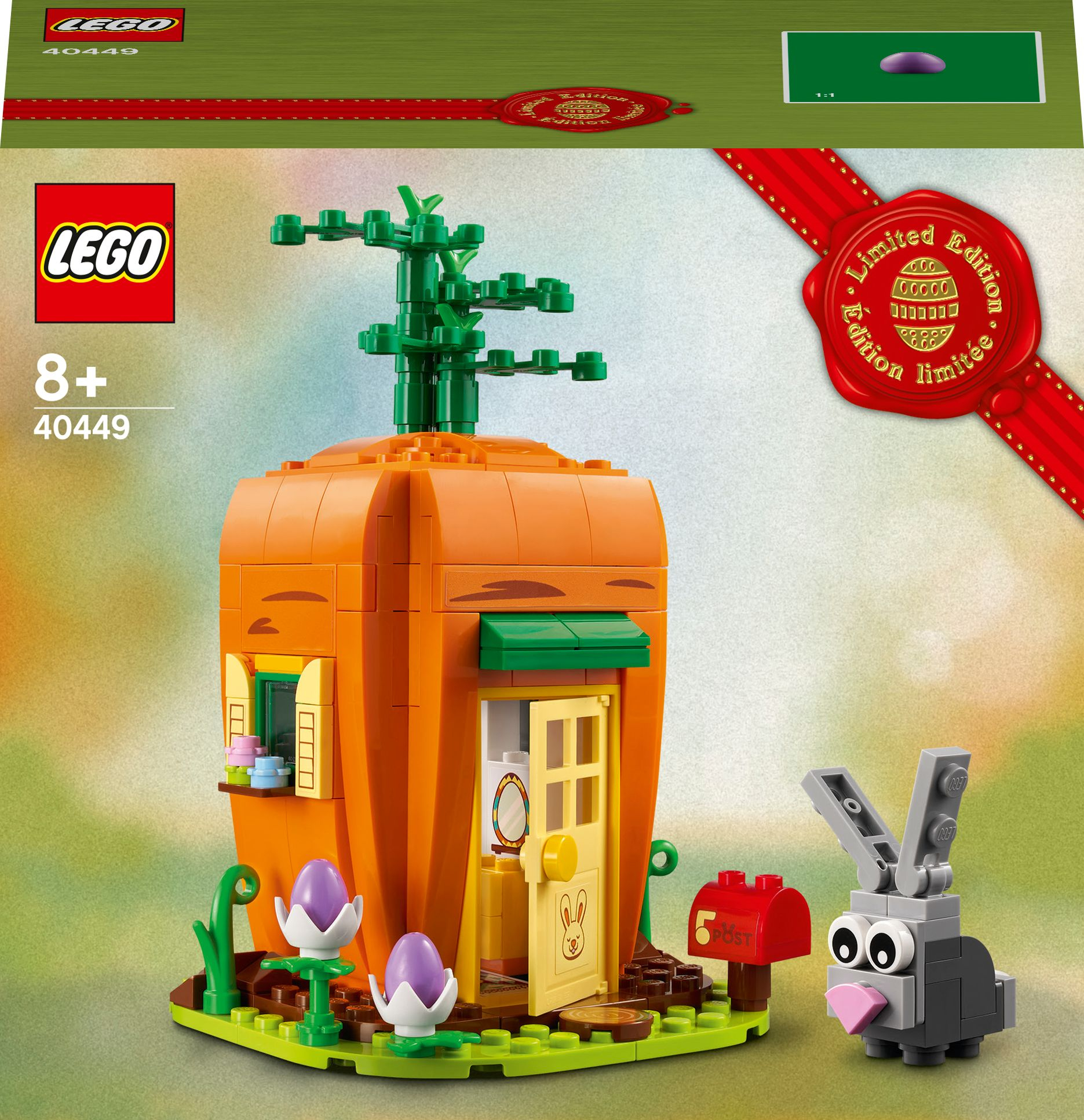 Lego-Karottenhaus mit Hase und Blumen davor, auf grüner Basis.
