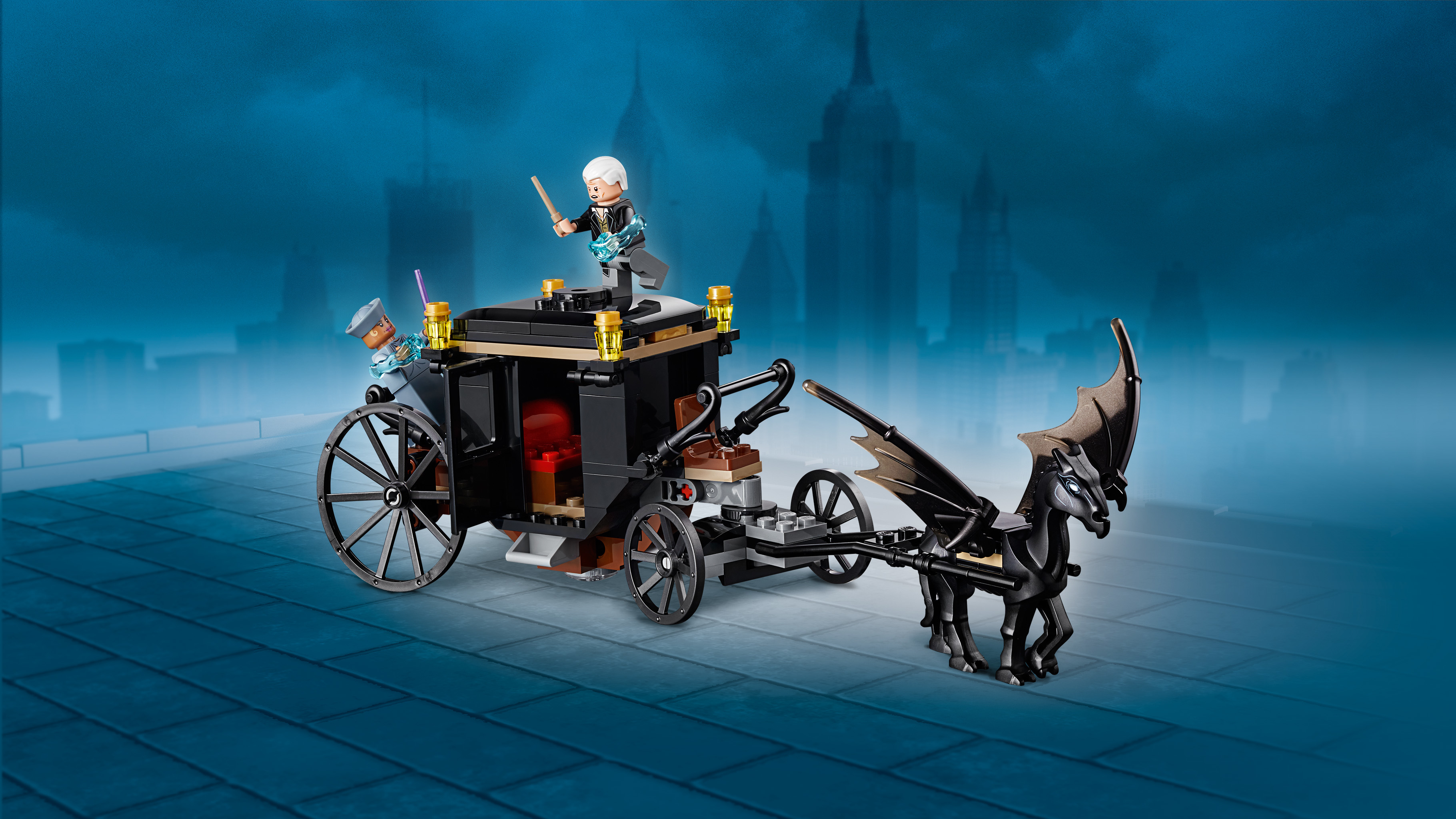 Lego-Kutsche, gezogen von geflügelten Pferden. Eine Minifigur steht oben.