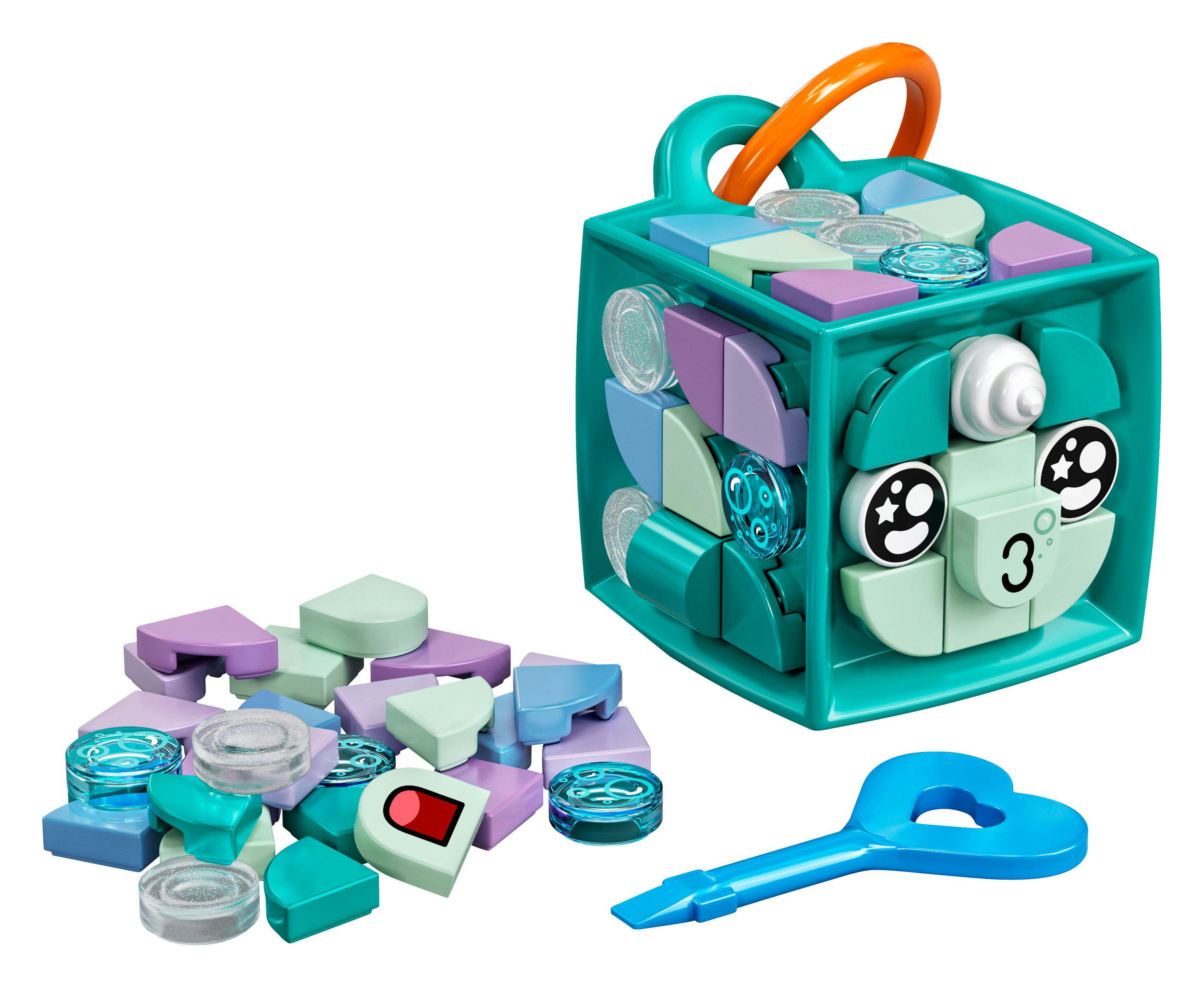 Eine Lego-Box in Würfelform und ein blauer Schlüssel. Daneben befinden sich weitere Lego-Steine.
