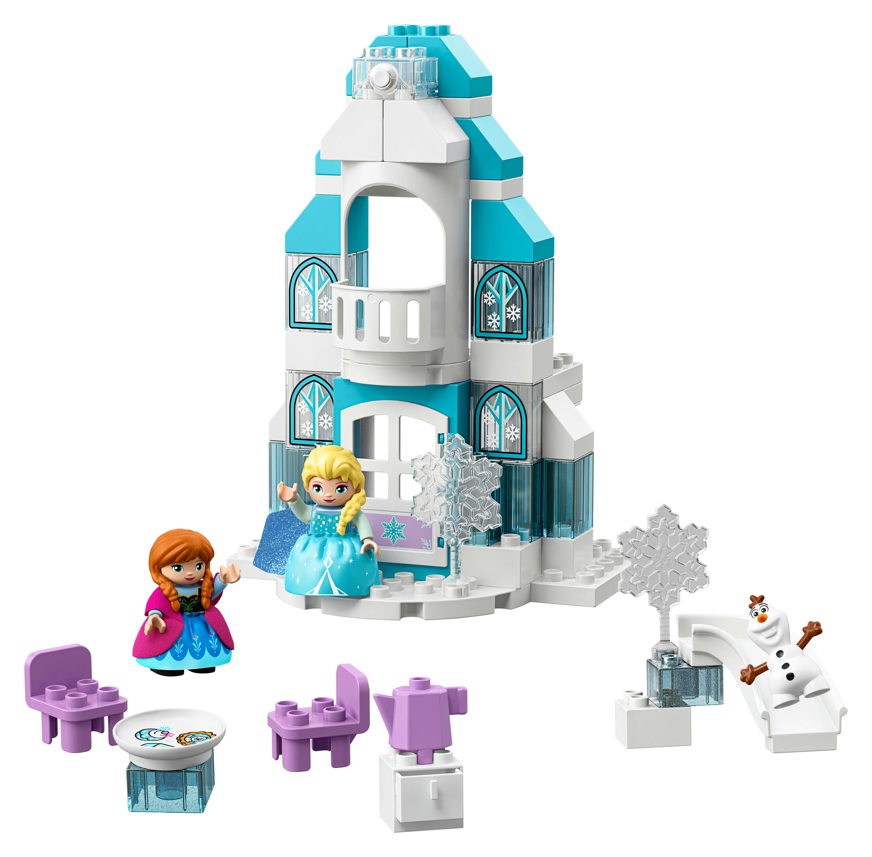 Lego-Set mit Lego Anna, Elsa und Olaf. Weiß-blaues Gebäude, Schnee. Weißer Hintergrund.