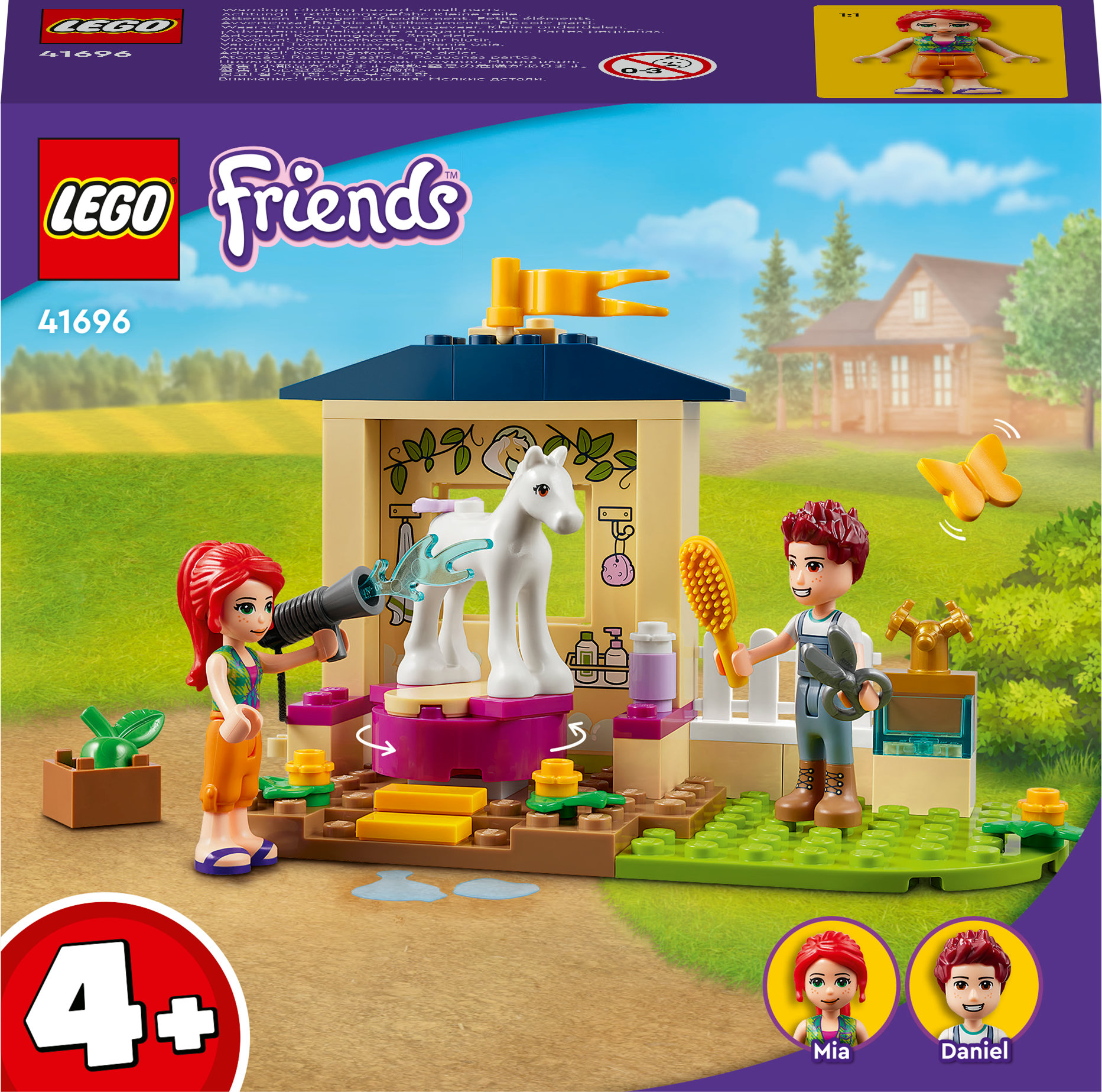 Een Lego Friends set toont een paard dat gewassen wordt door twee minifiguren. Een huis op de achtergrond.