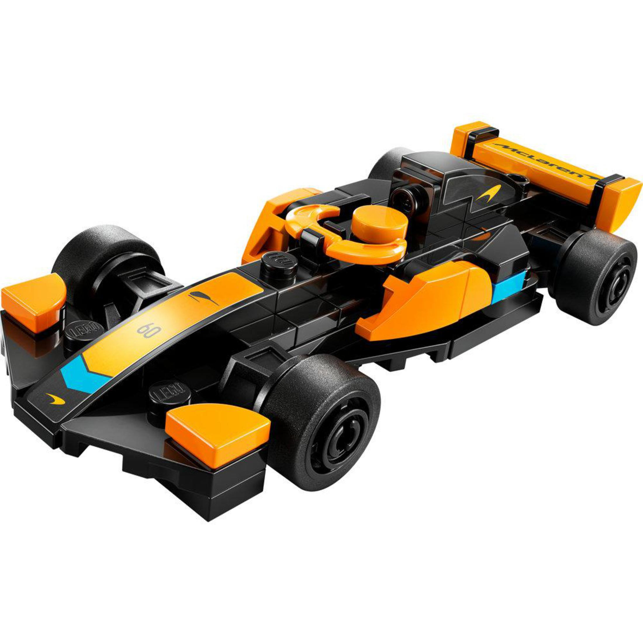 LEGO McLaren F1 araba modeli. Siyah ve turuncu renkler. Detaylı tasarım, gerçekçi tekerlekler ve logo.