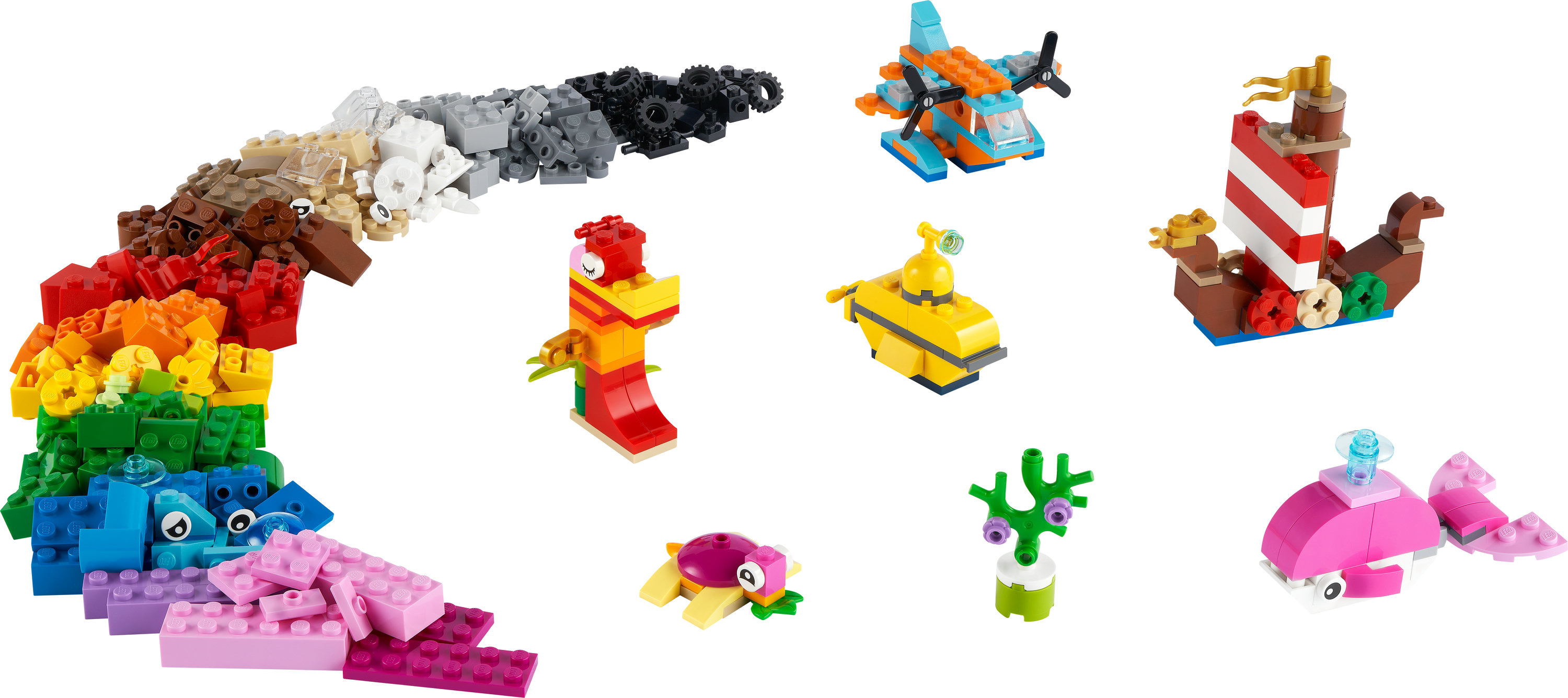 Lego stenen in een boogregenboogvorm, diverse modellen van voertuigen en wezens.