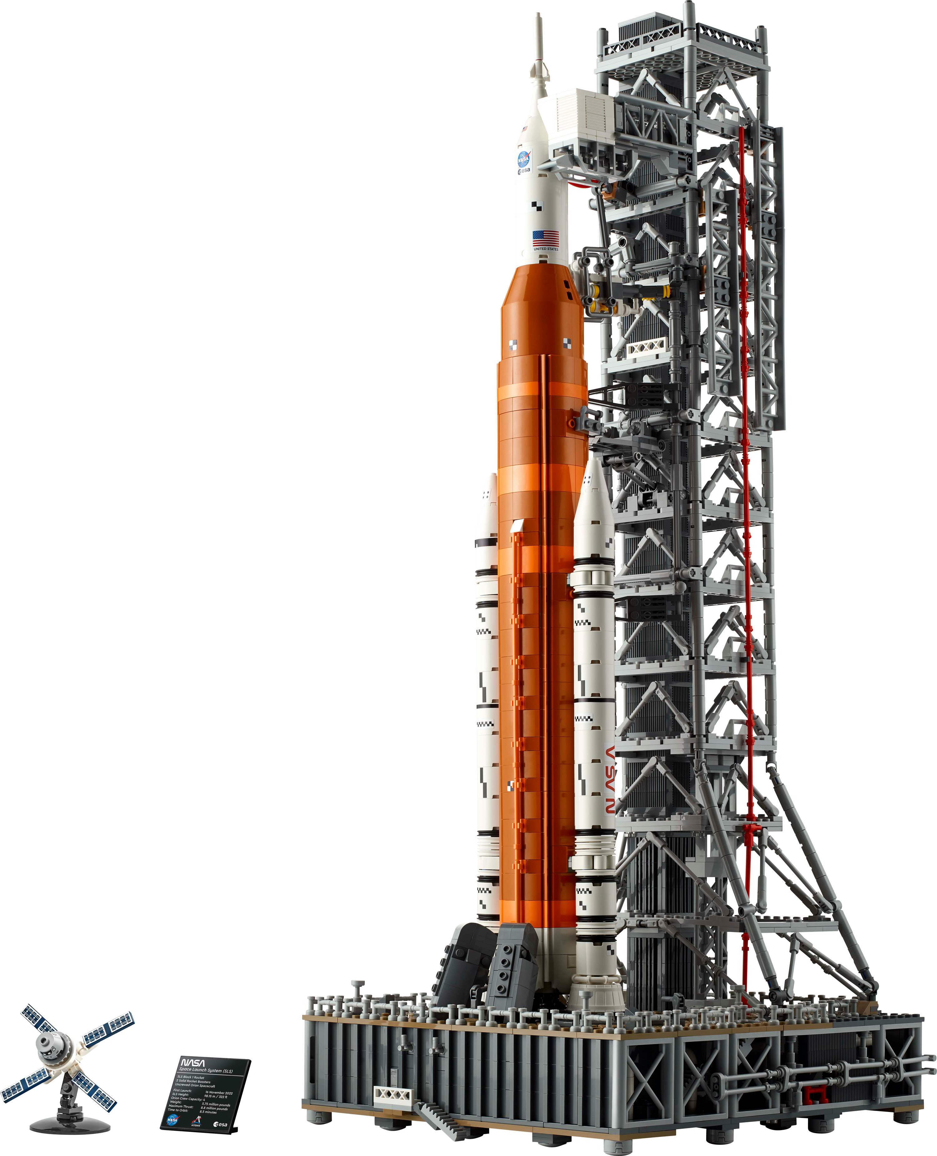 Duży model Lego rakiety na wyrzutni. Obecny jest również satelita i karta informacyjna.