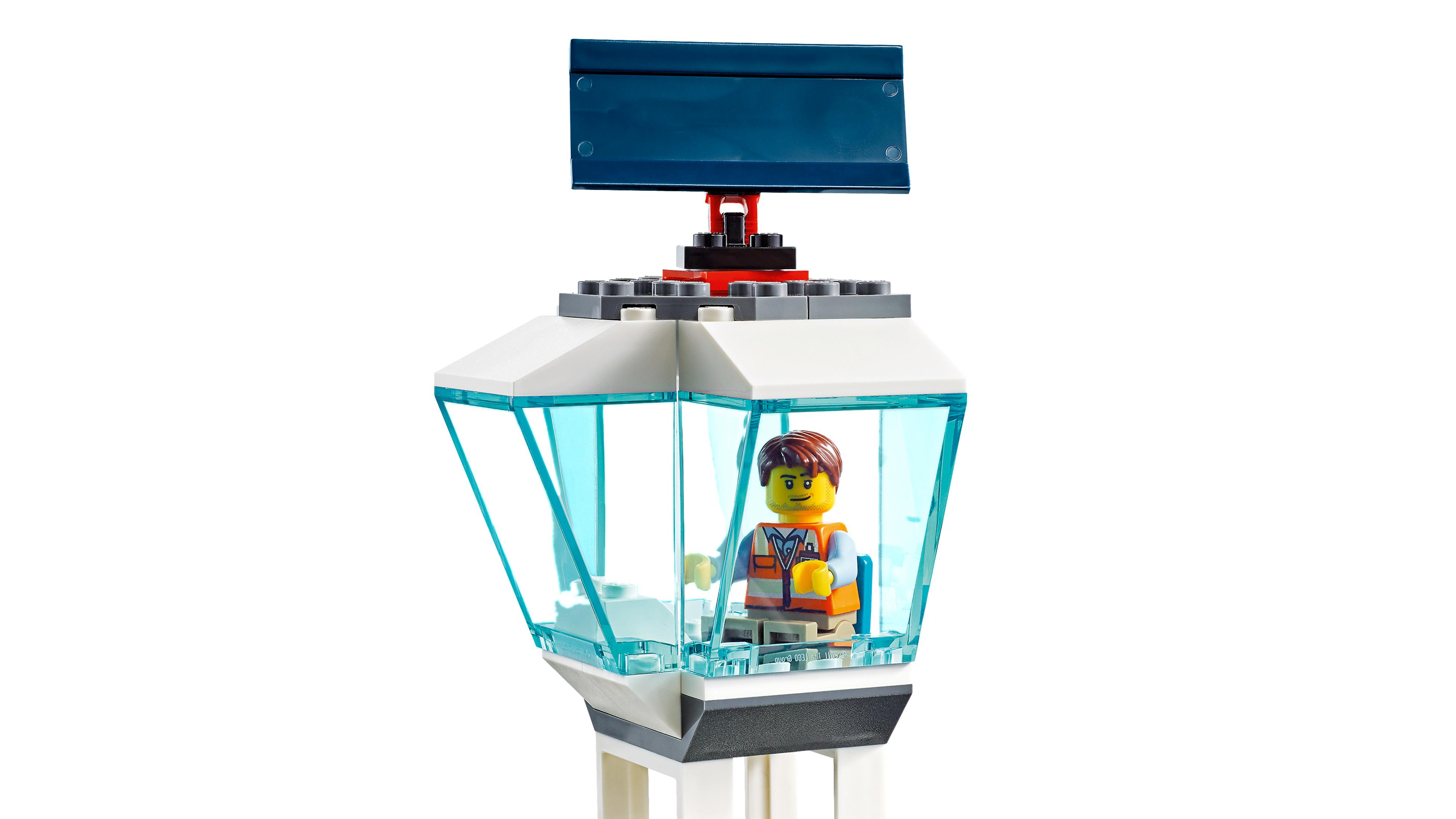 Górna część wieży kontrolnej Lego City z minifigurką w środku.