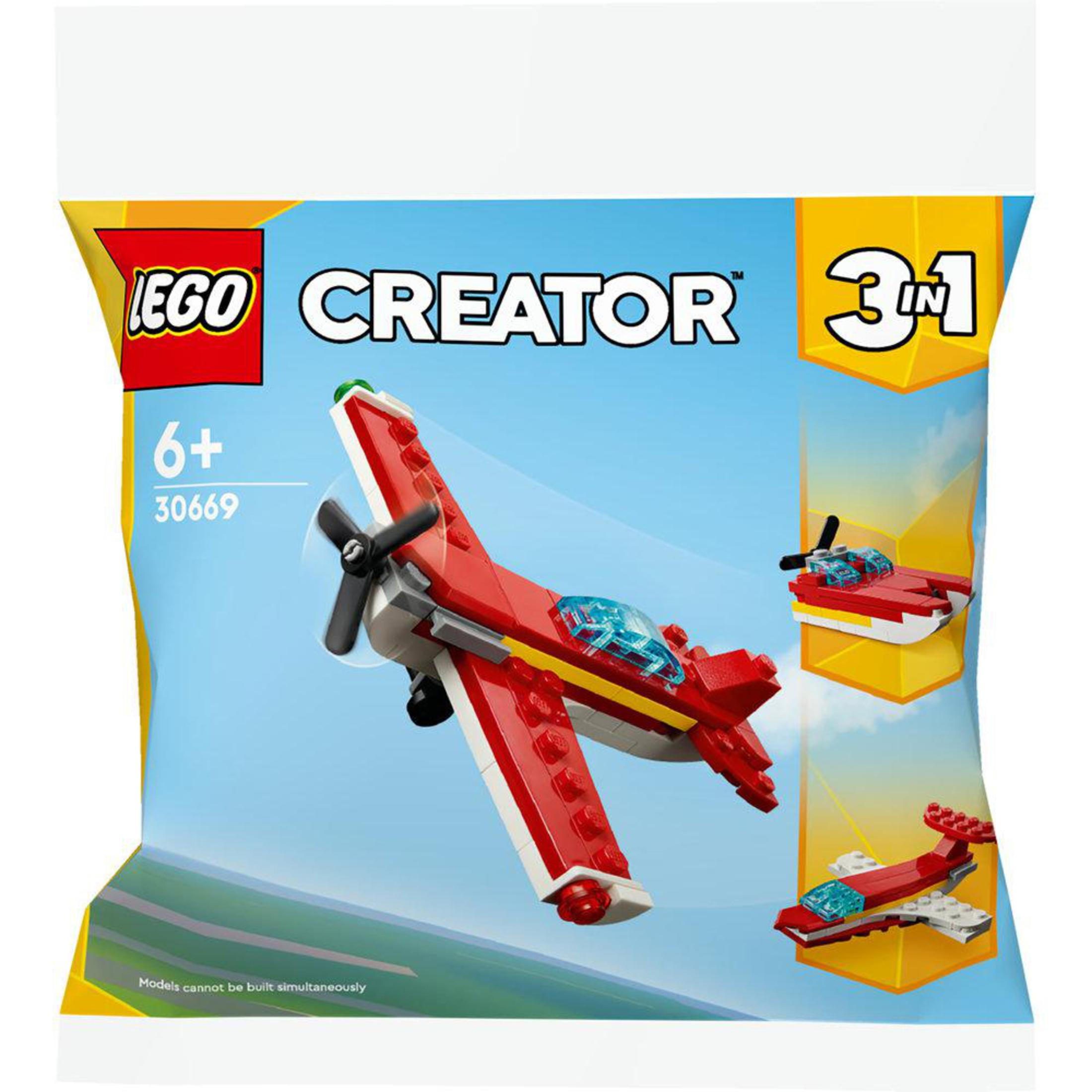 Plastik bir torbada bir Lego Creator uçak seti. Uçak kırmızı, beyaz ve bir pervaneye sahip.
