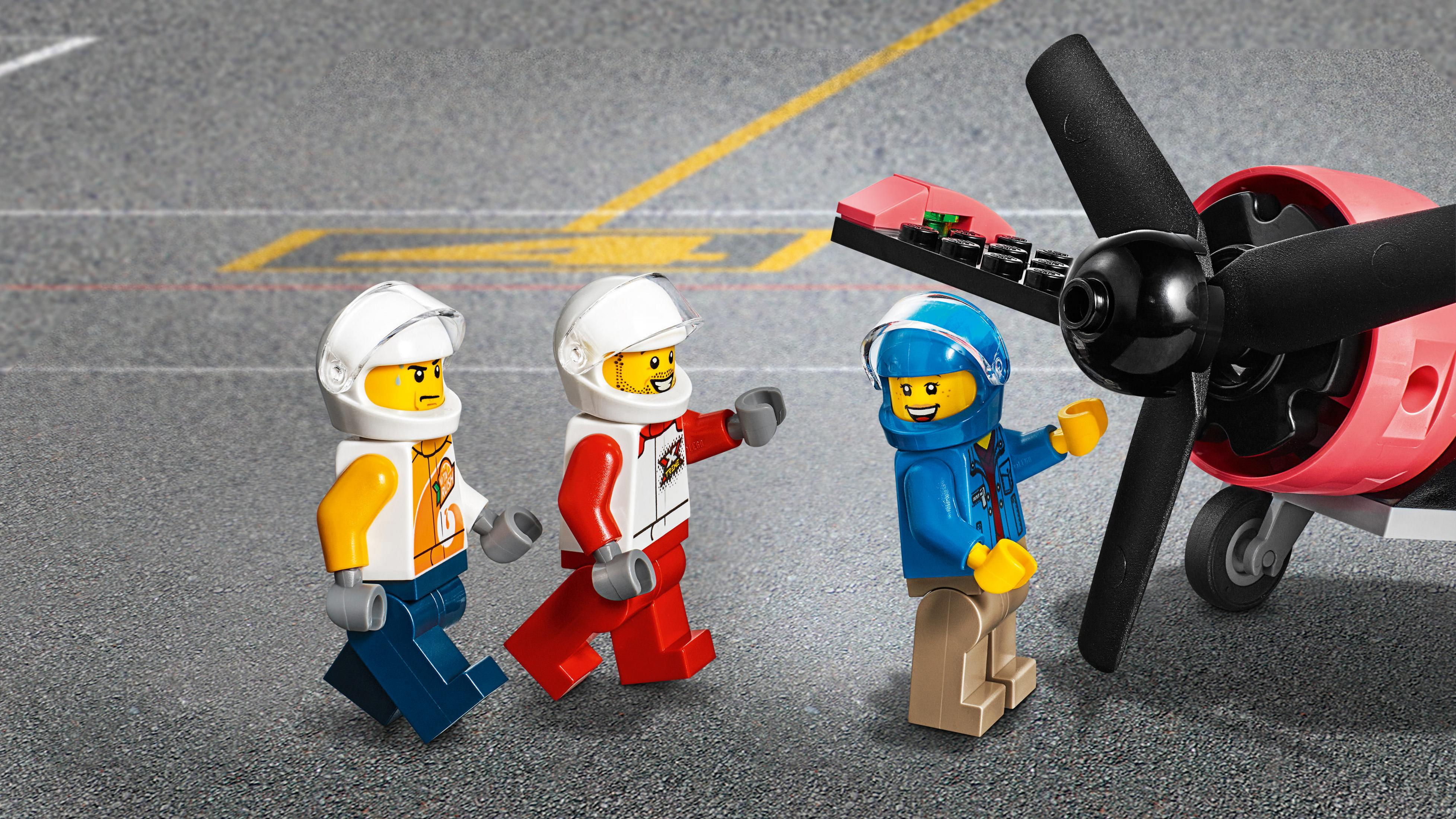 LEGO City Piloten mit einem Flugzeug, die auf der Landebahn posieren.