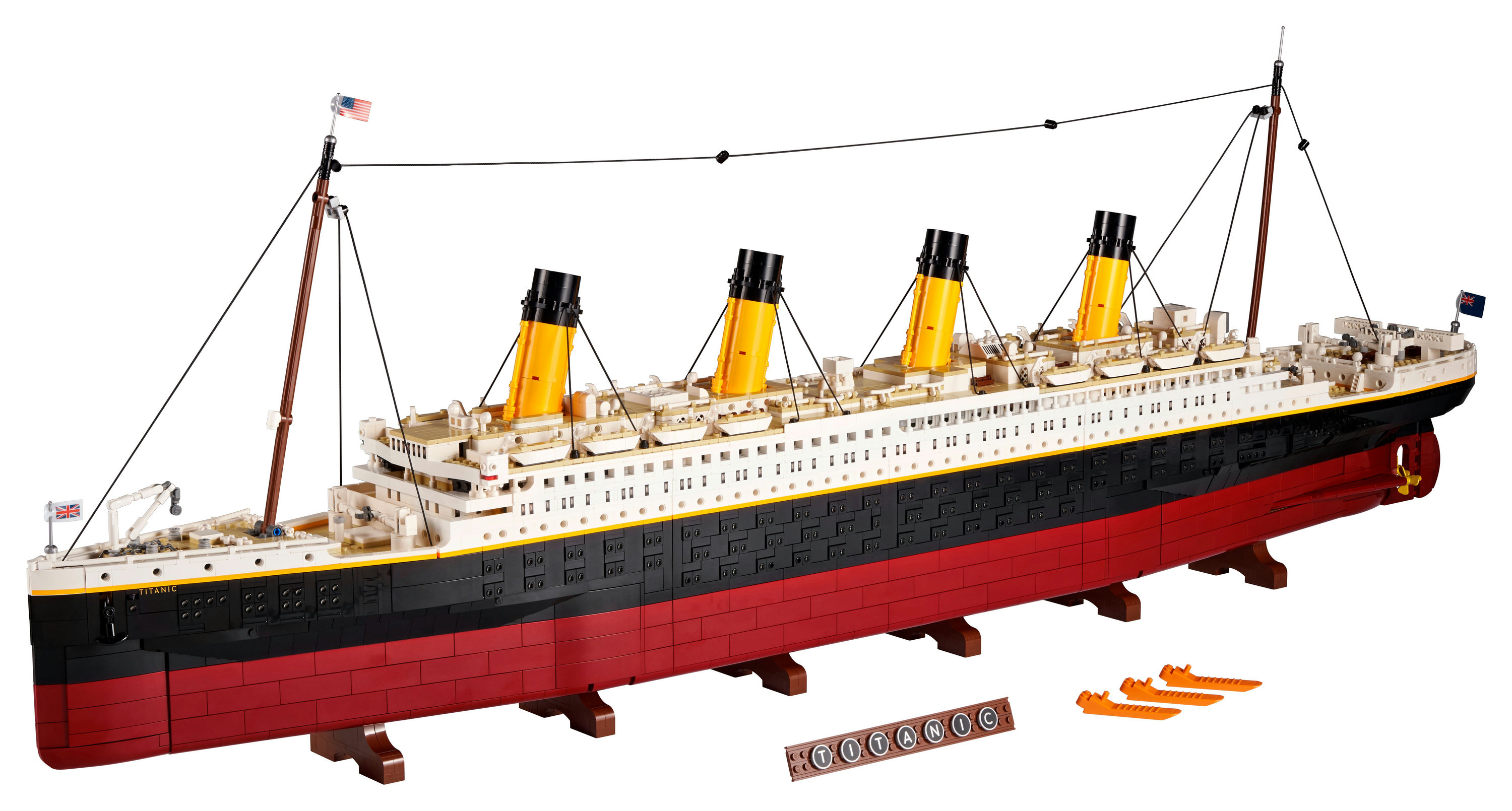 Model Lego Titanic, kultowy statek, wyświetlany na neutralnym tle.