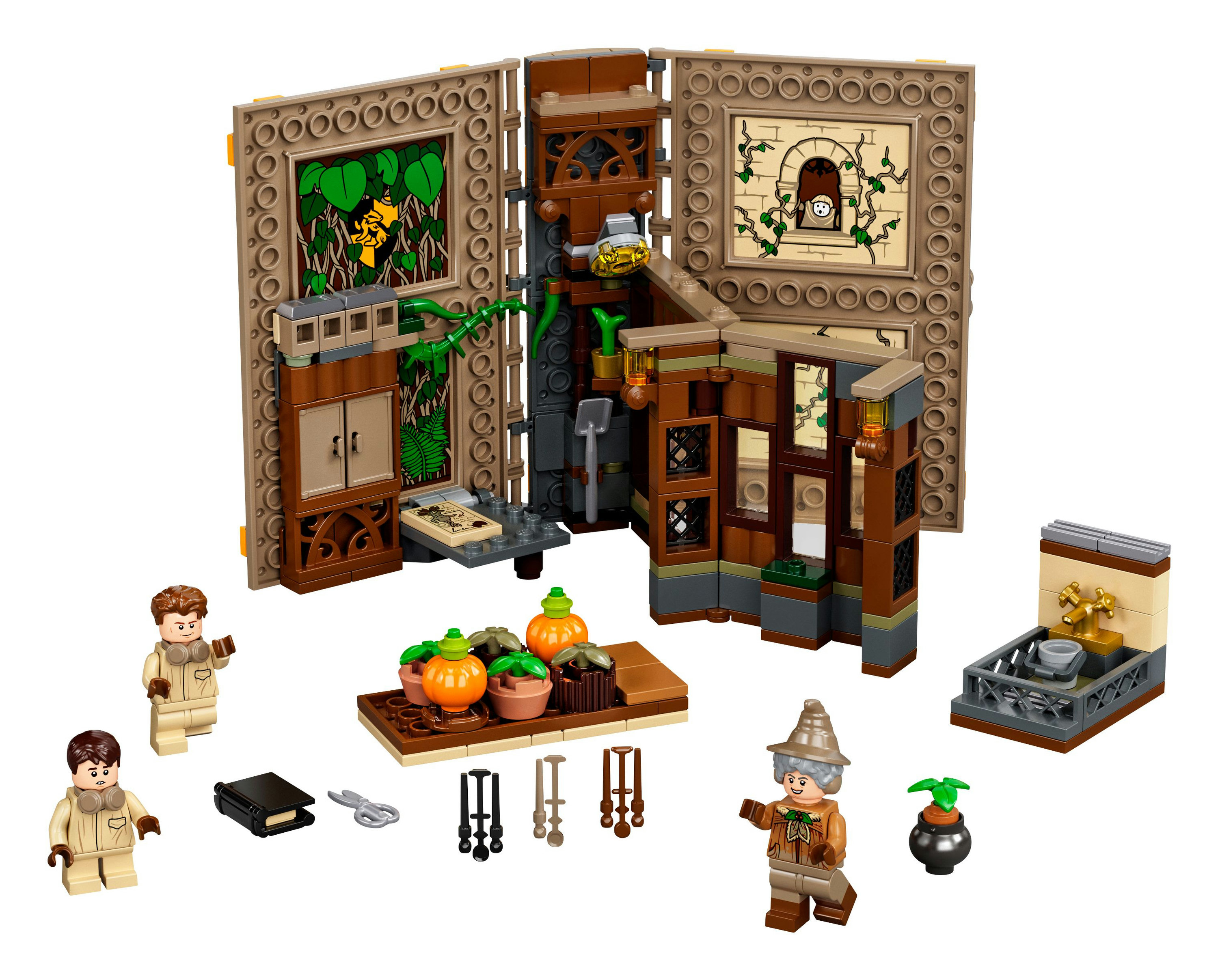 Lego-Set mit detailliertem Raum mit verschiedenen Accessoires und Minifiguren, einschließlich Buch und Schaufel.