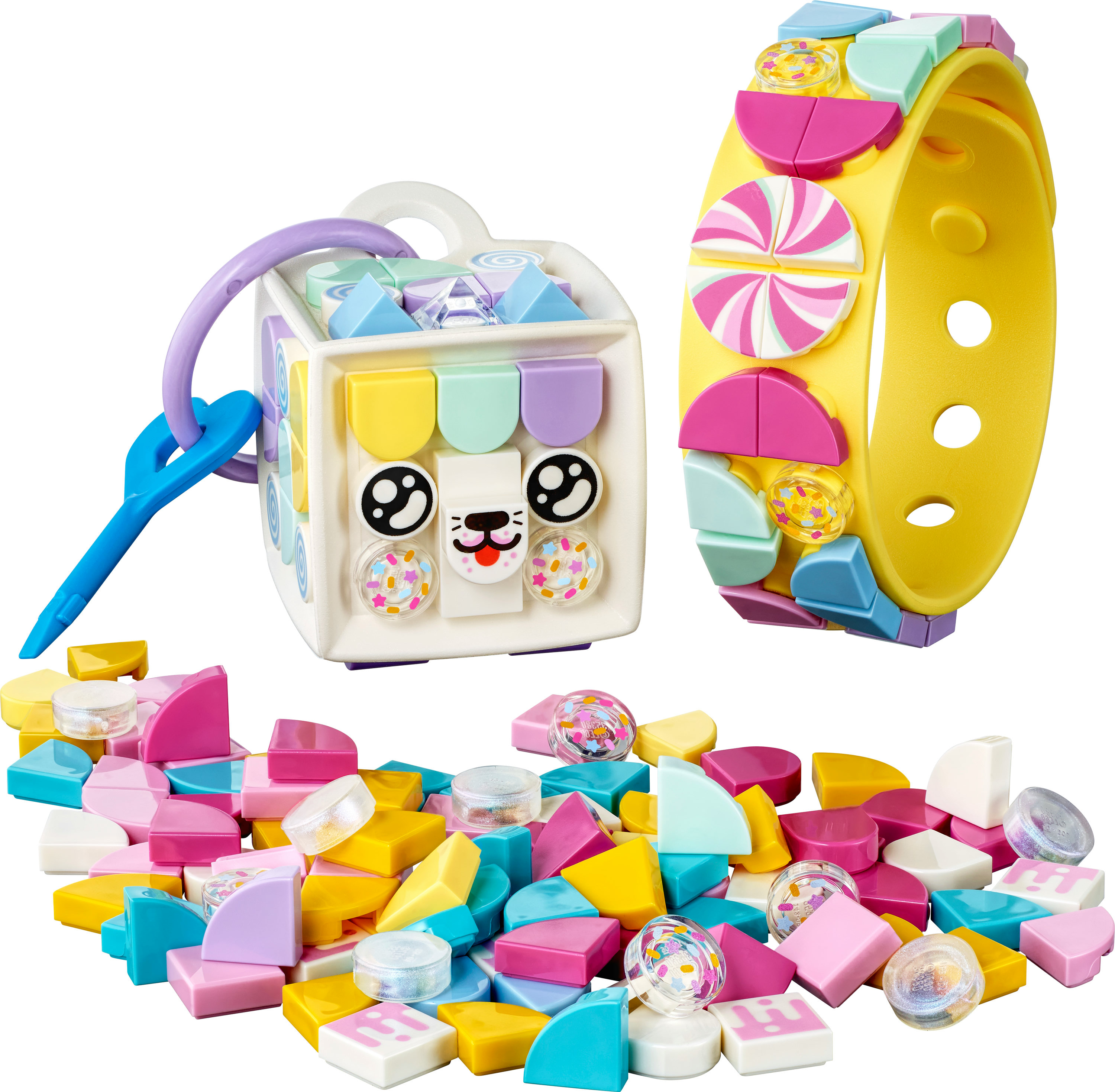 Lego-Set mit einem Würfel, einem Armband und bunten Teilen. Der Würfel hat ein Hundegesicht. Das Armband ist gelb.