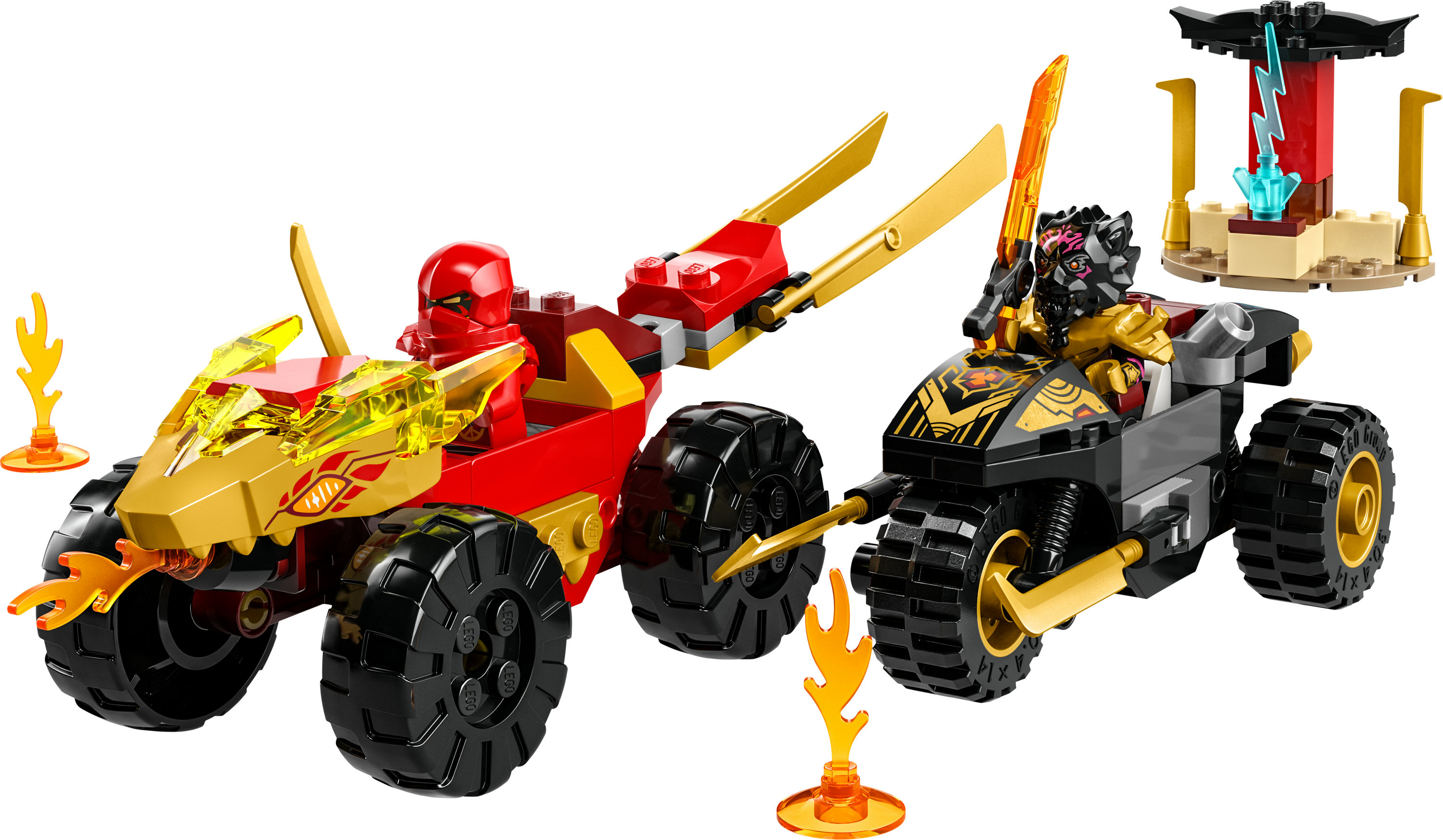 Twee Lego-auto's, één rood en goud, de andere zwart en goud, met figuren en vlammen.