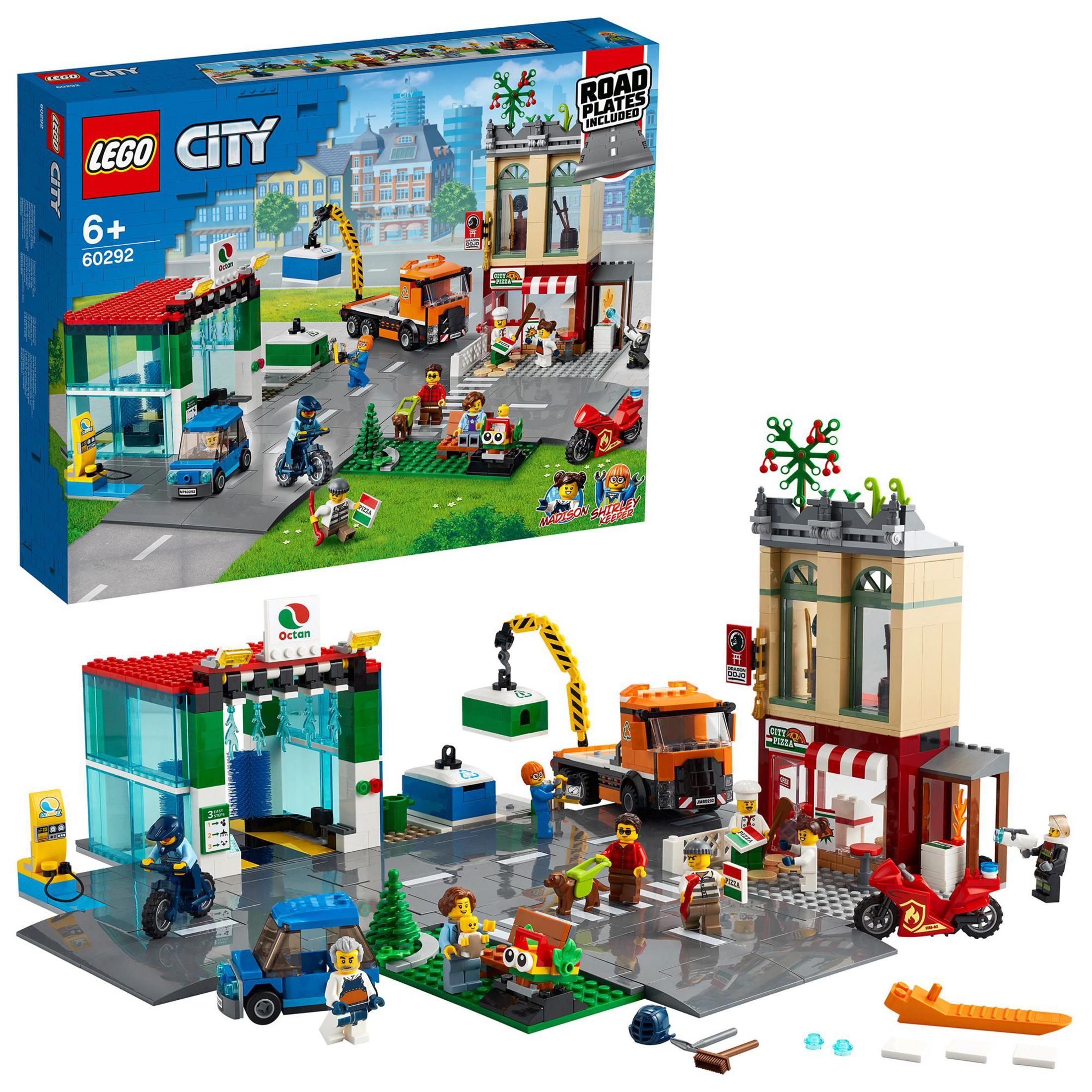 Zestaw LEGO City: Stacja benzynowa, budynki i figurki na płycie drogowej. Pudełko i elementy zestawu.