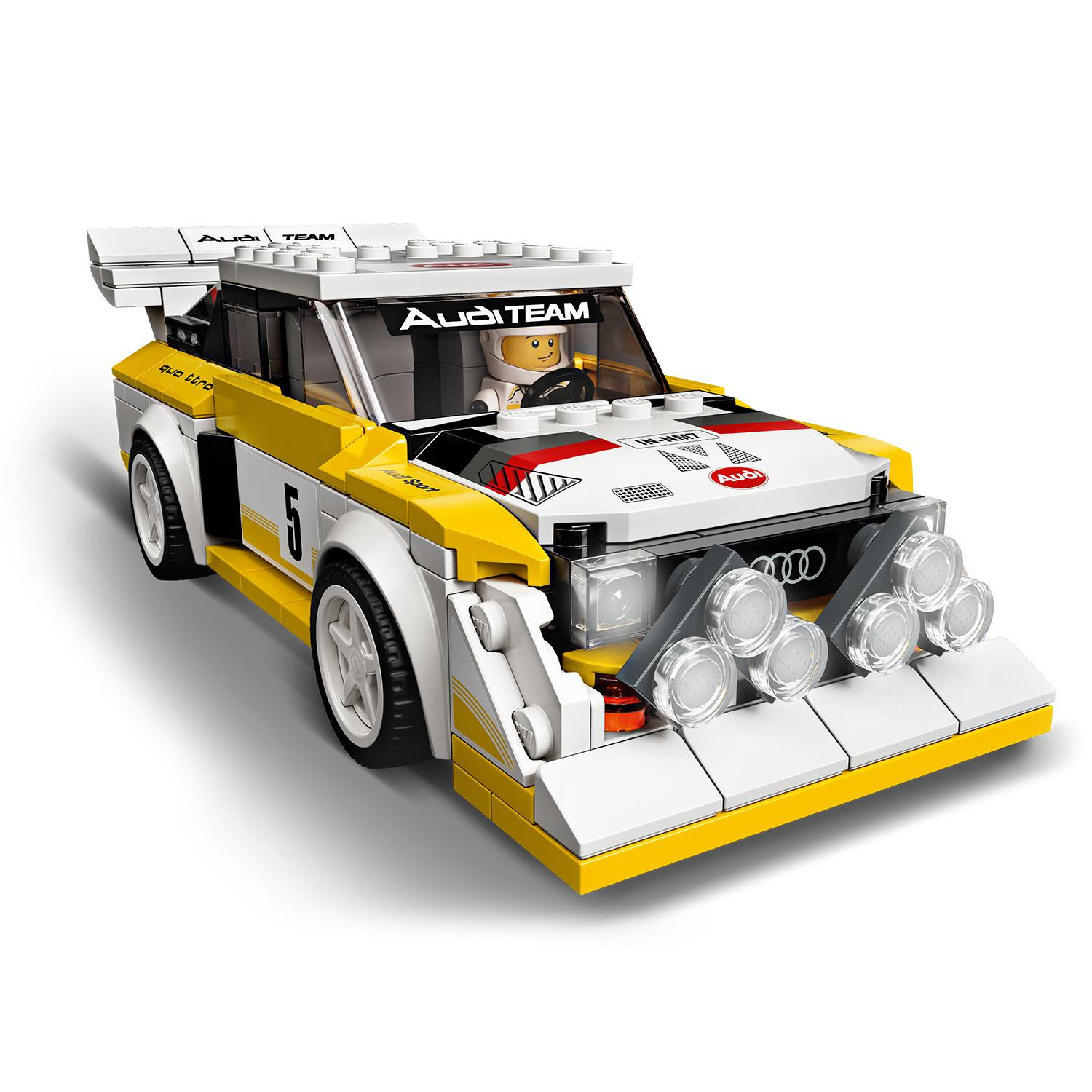 Lego Audi Team Rennwagen mit gelben, weißen und schwarzen Details. Weißer Hintergrund.