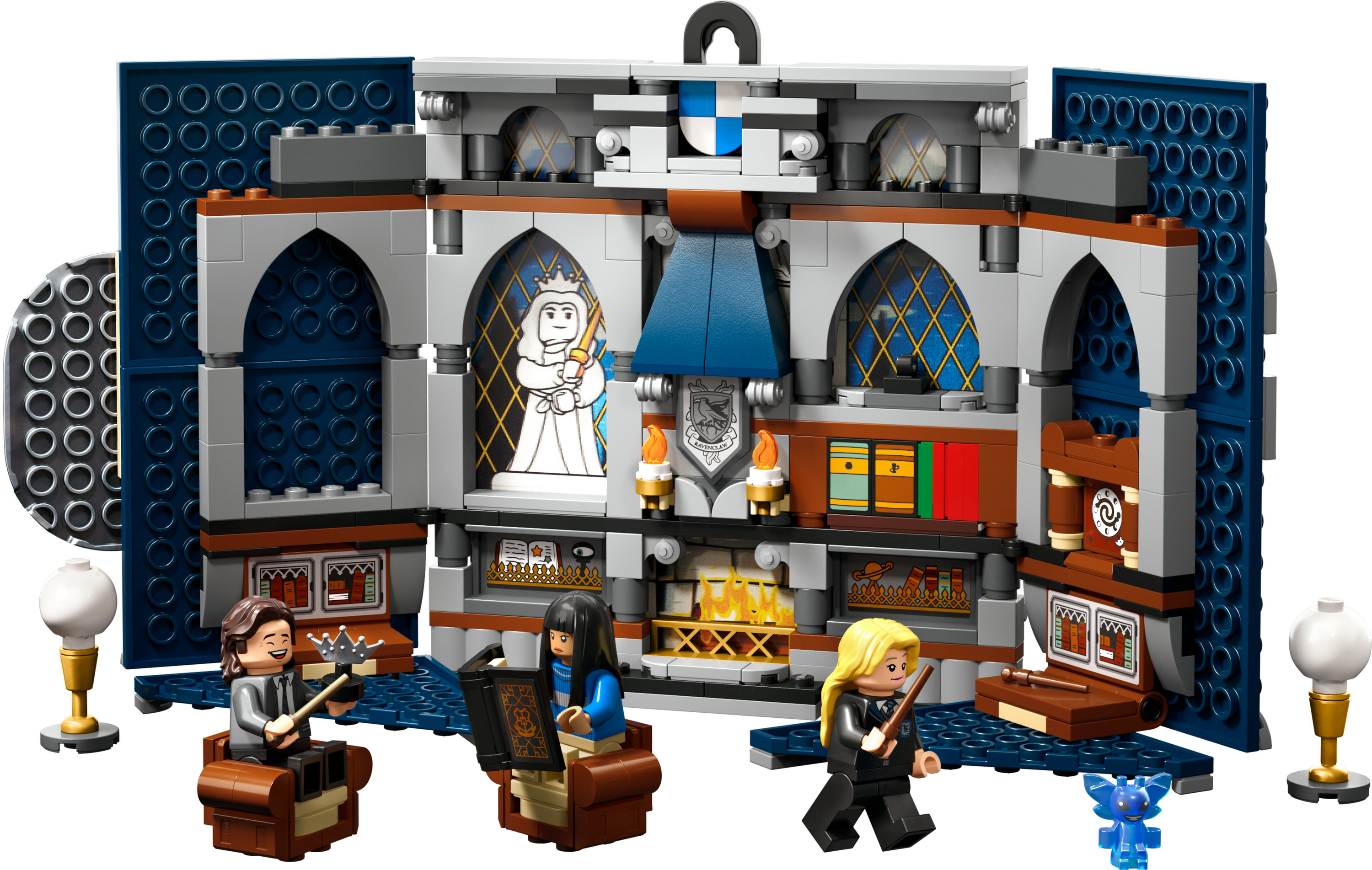 Ein Lego-Set, das ein Burginnere mit Minifiguren darstellt. Eine weiße Statue und Bücher sind sichtbar.