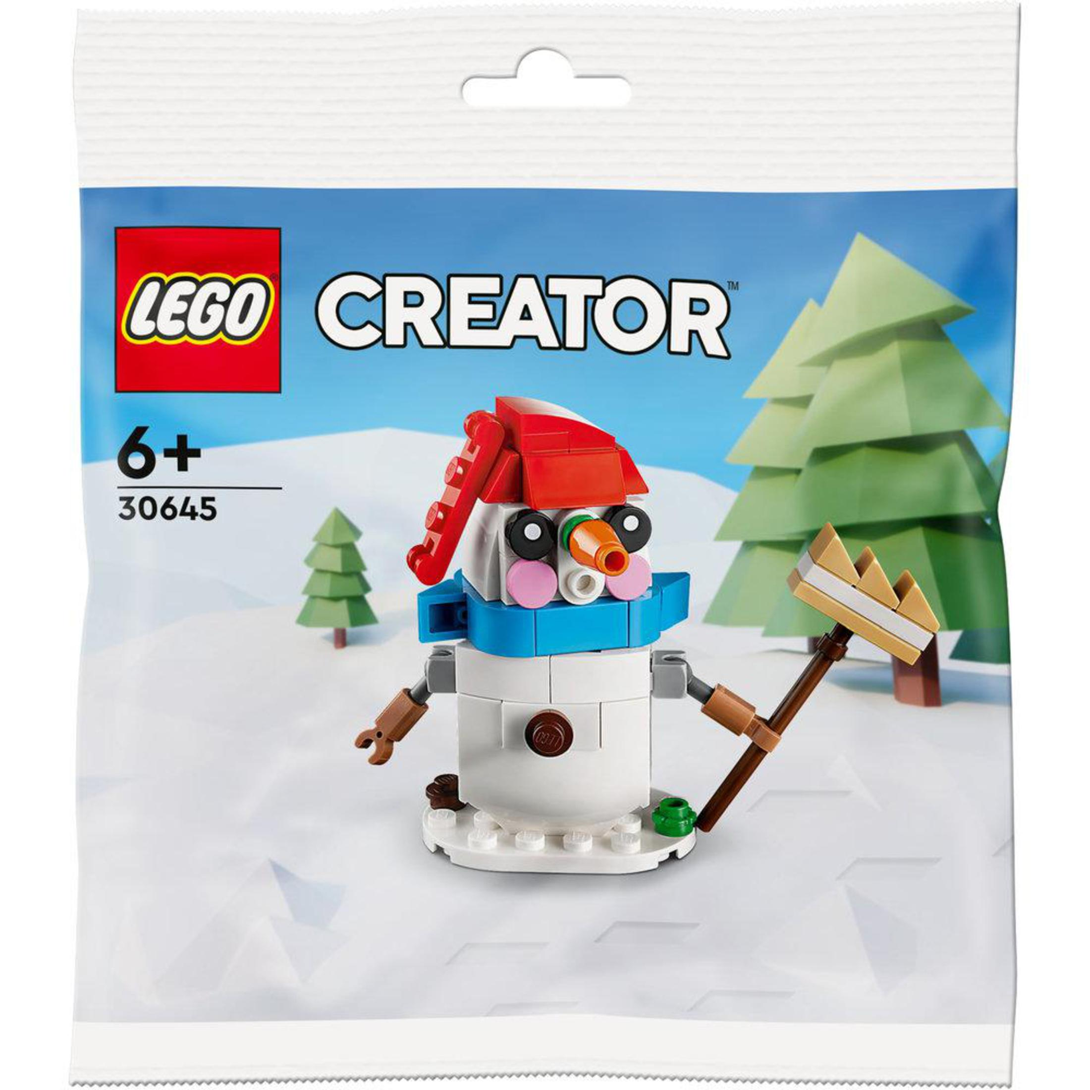 Bir çantada Lego Creator kardan adamı. Kırmızı şapkalı ve süpürgeli bir kardan adam.