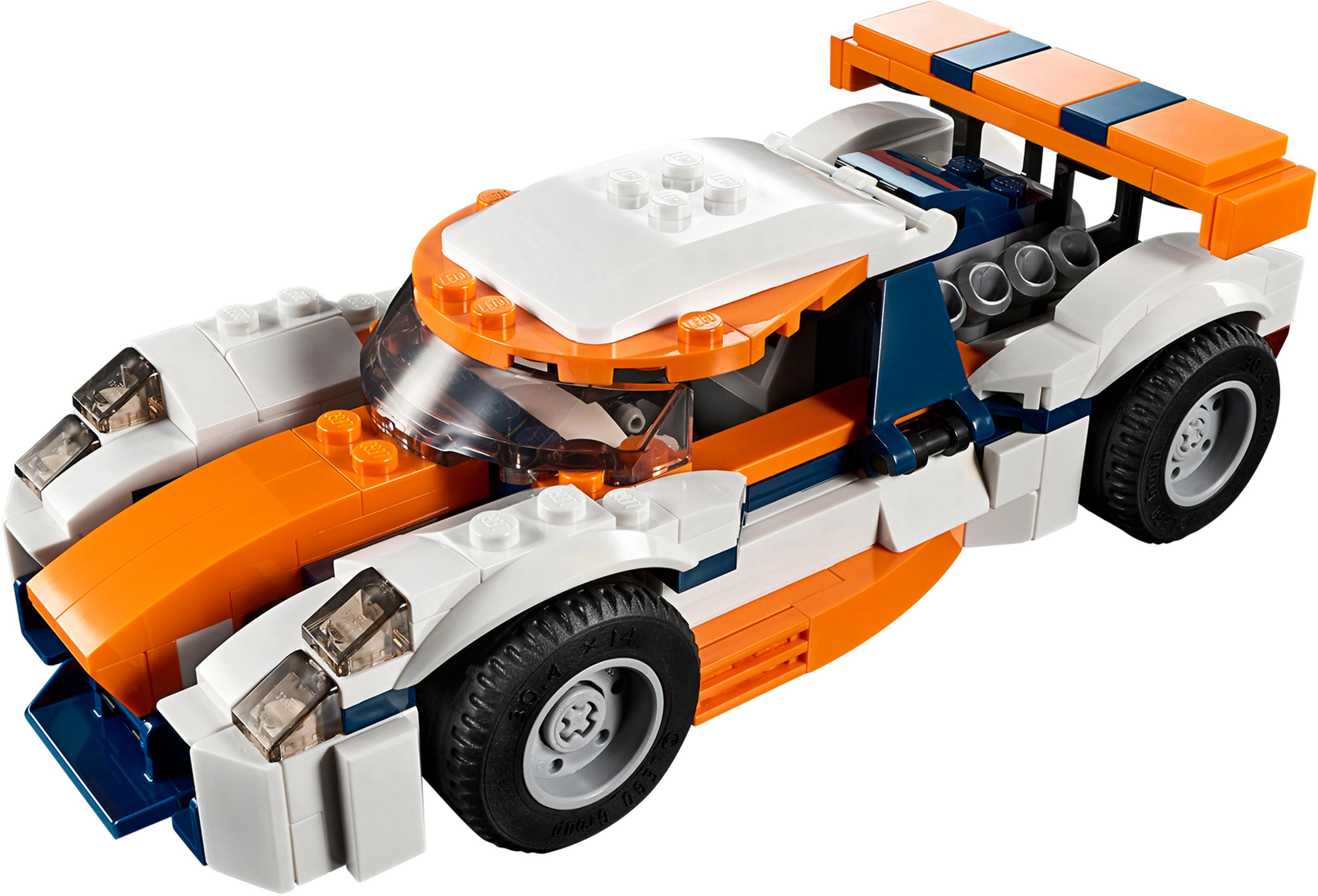 Un modello di auto Lego, bianco e arancione, con dettagli blu e uno spoiler. L'auto è su sfondo bianco.