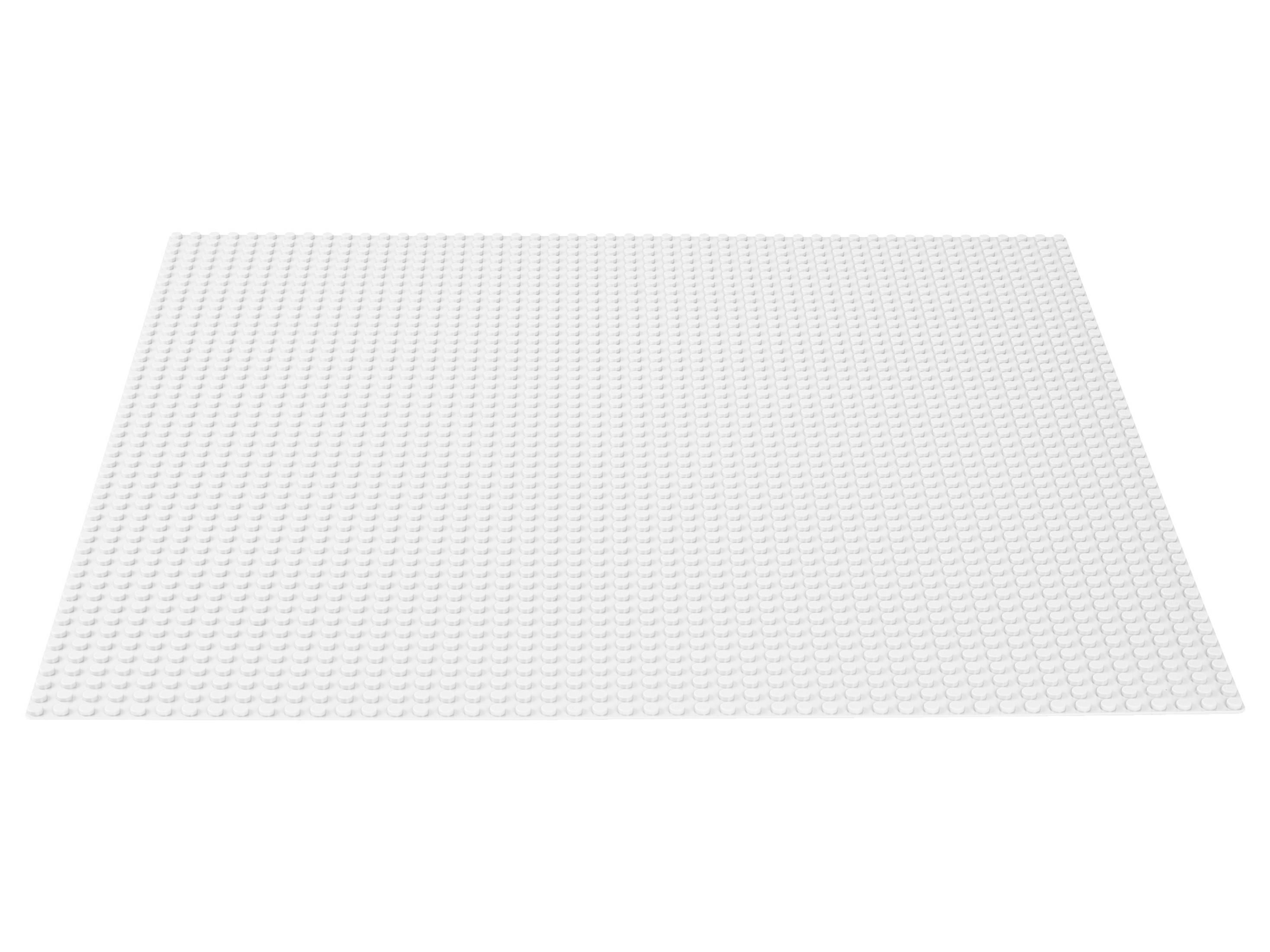 Eine weiße Lego-Grundplatte auf weißer Oberfläche.