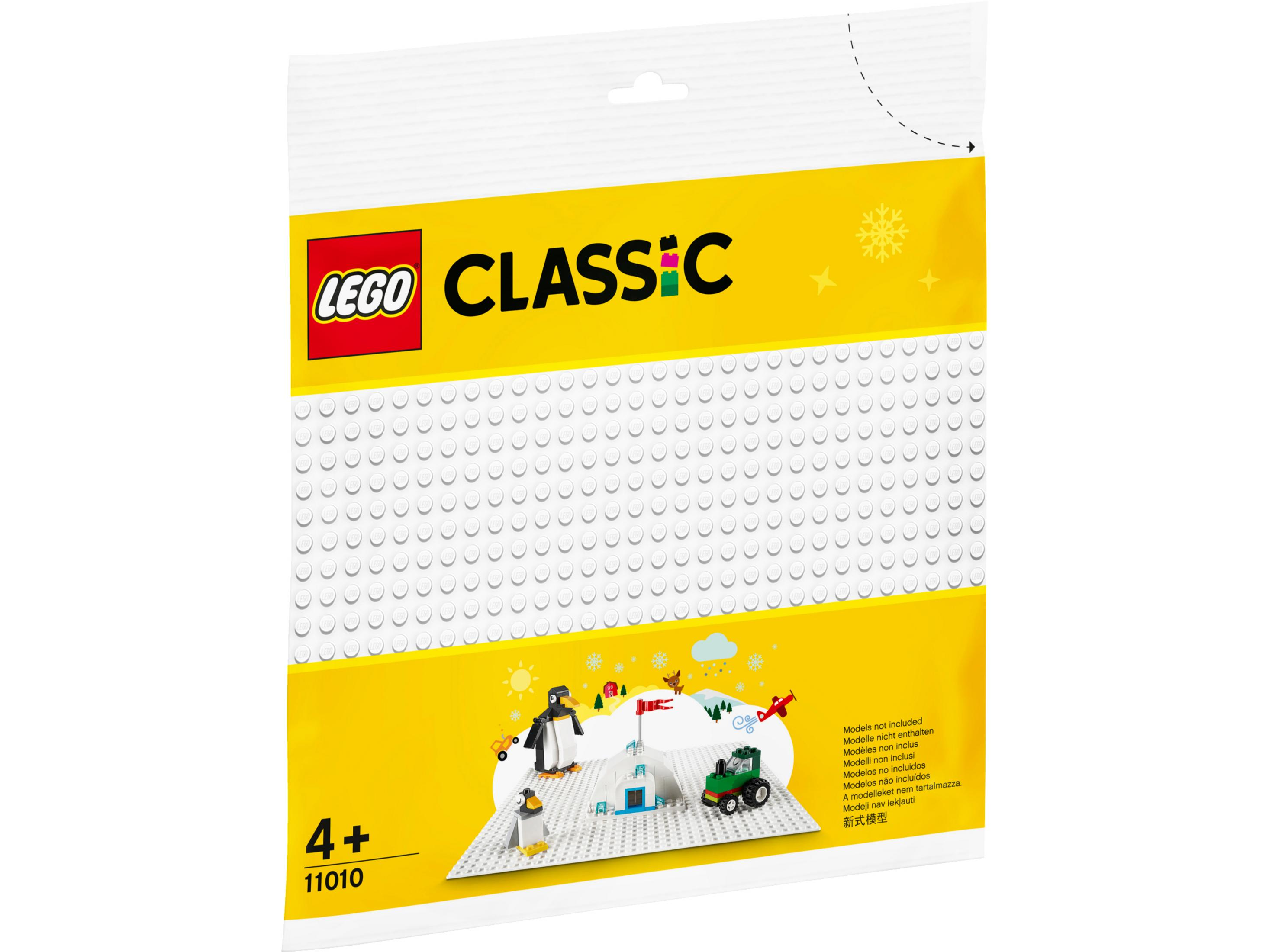 Eine Lego Classic Grundplatte in einer Plastiktüte. Die Grundplatte ist weiß, mit einer gelben und weißen Tüte.