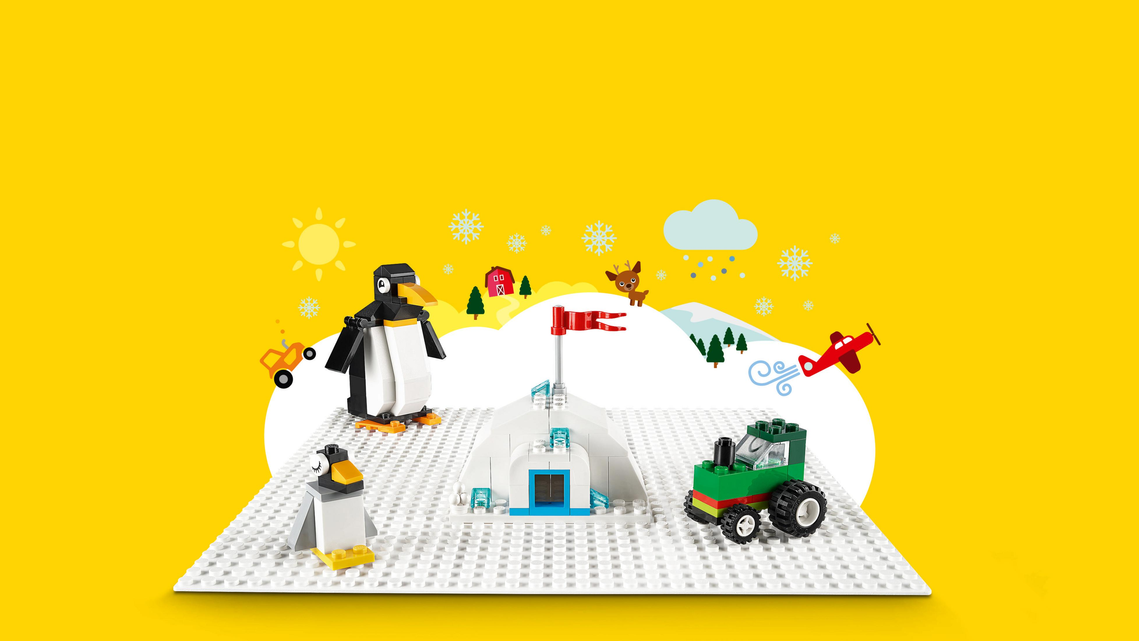 Lego-Set mit Pinguinen, Schnee und gelbem Hintergrund mit Lego-Charakteren.
