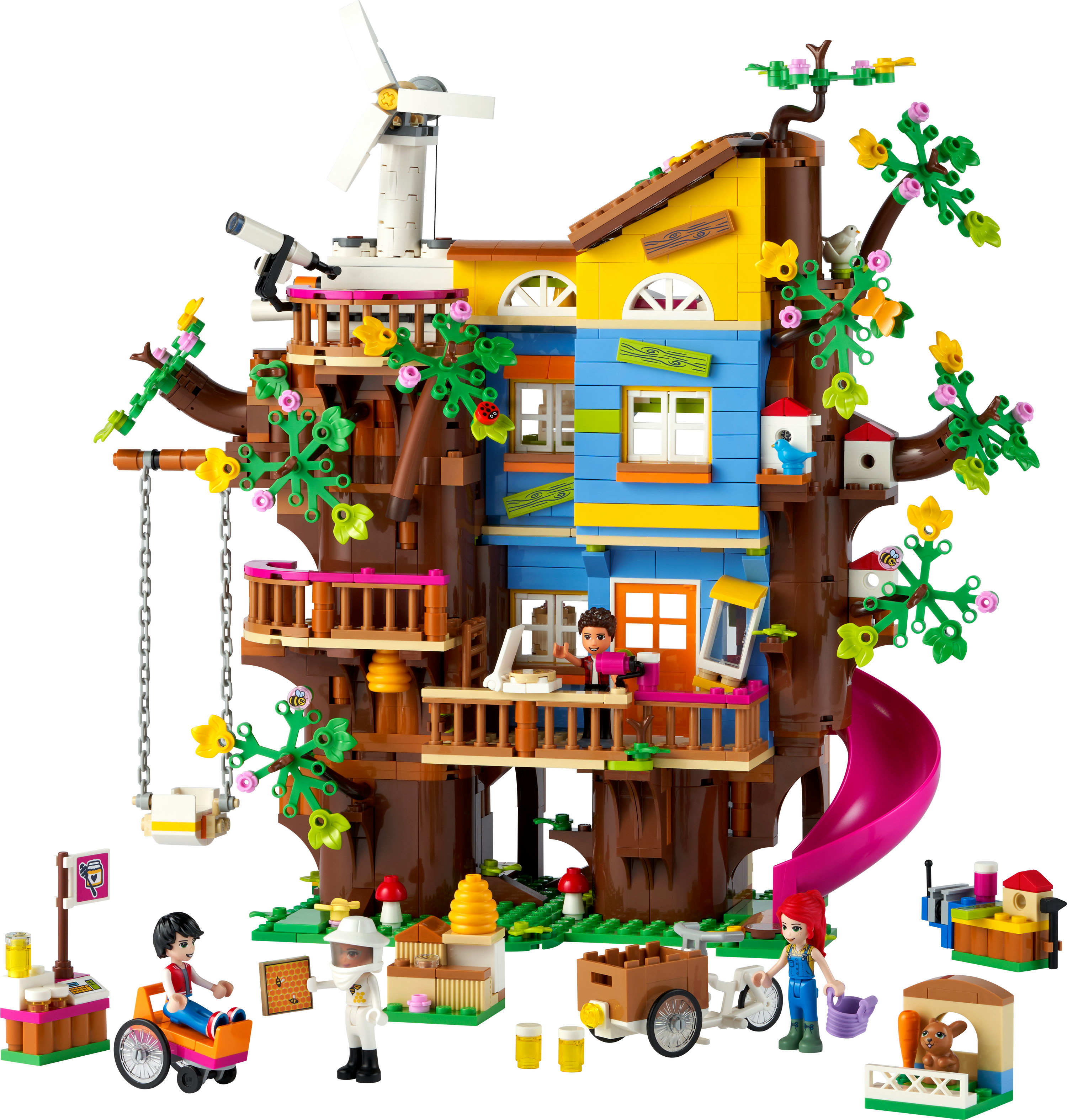 Ein Lego-Baumhaus mit Schaukel, Rutsche und mehreren Figuren, in einer lebendigen Szene.