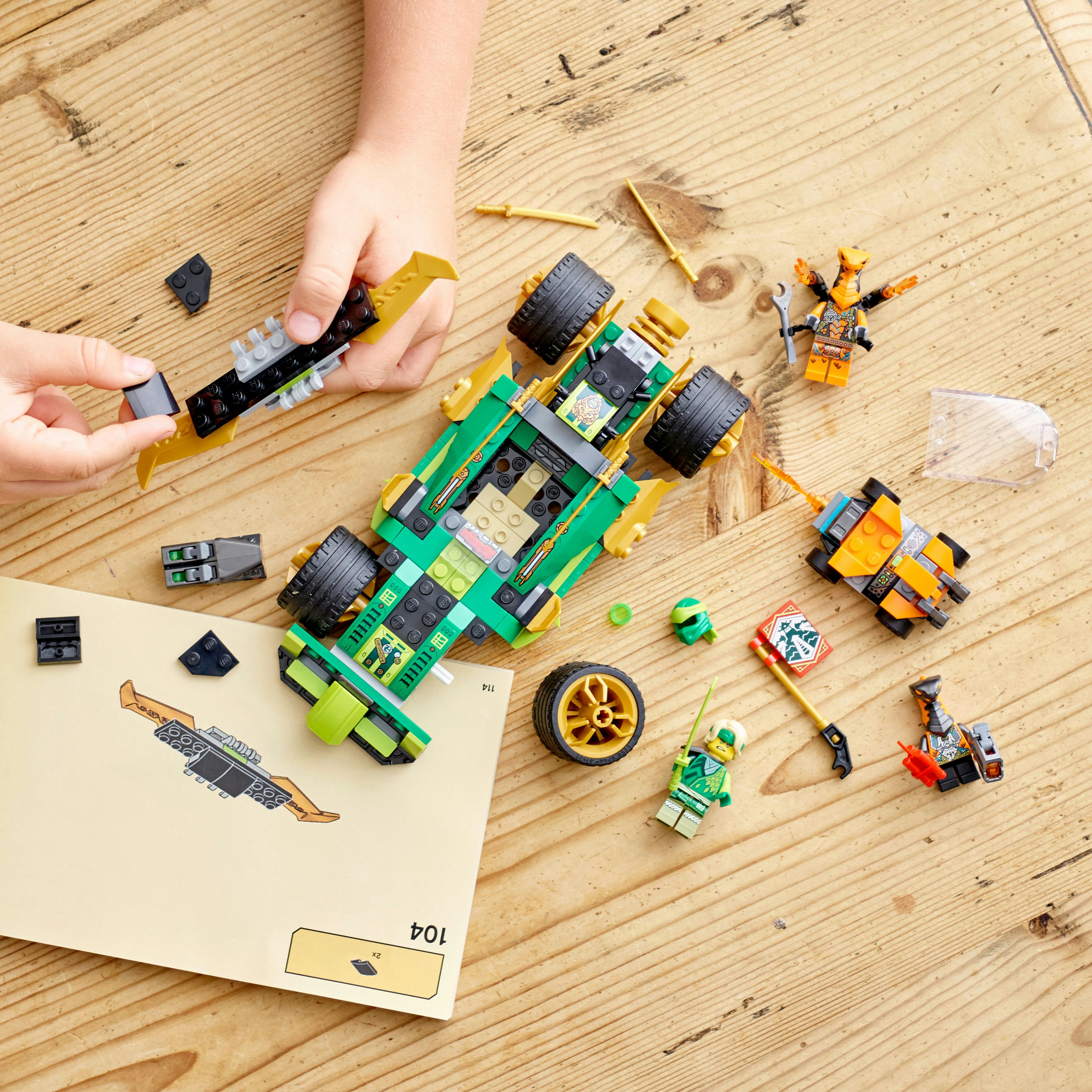 Çocuğun elleri ahşap bir masada bir Lego araba topluyor. Lego parçaları ve talimatlar görünür.
