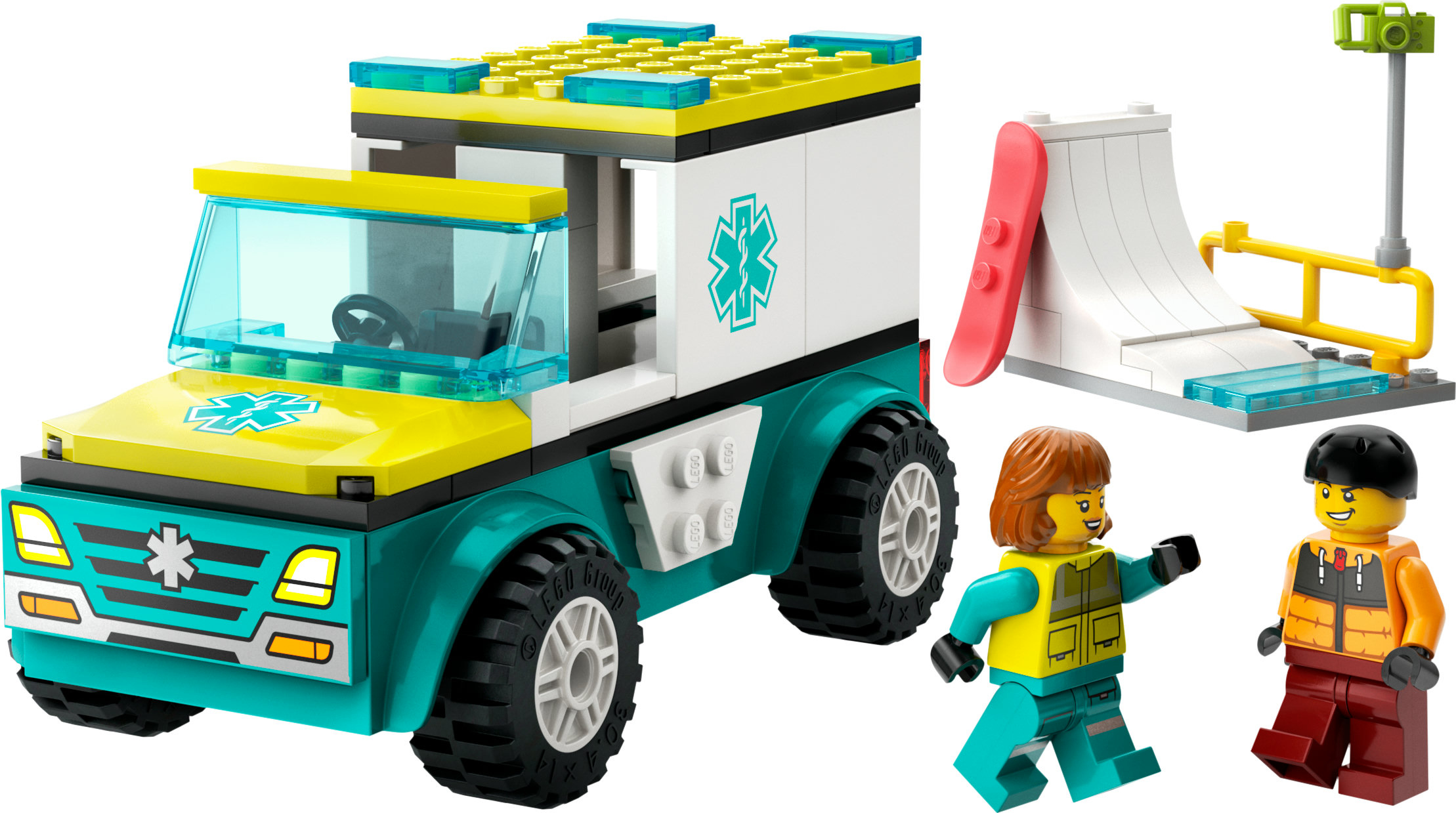 Lego City ambulans seti, bir araç, figürler ve bir rampayla. Beyaz bir zemin üzerine kuruludur.
