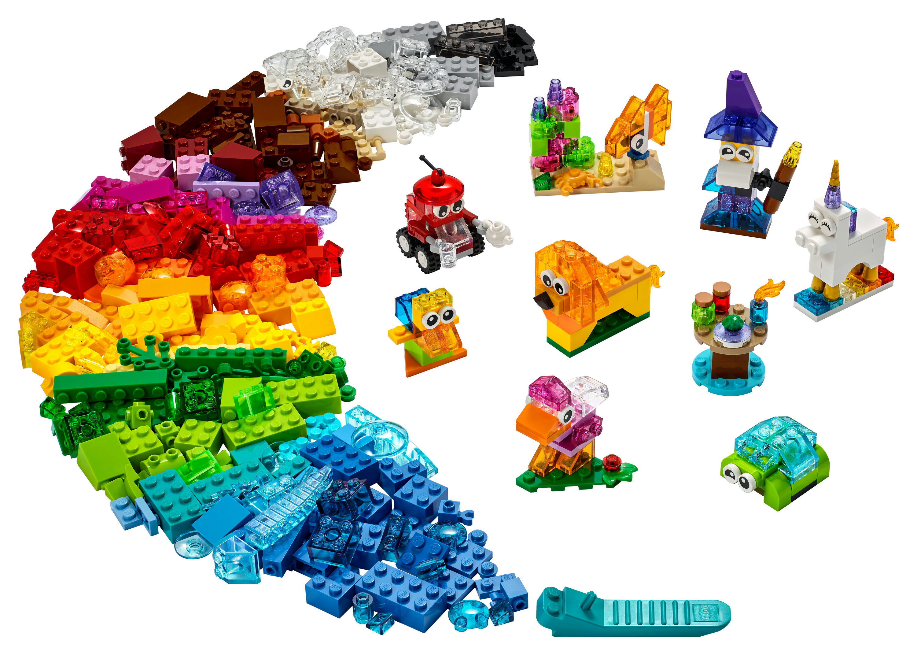Çeşitli renk ve şekillerde Lego tuğlaları ve modellerinin bir koleksiyonu.