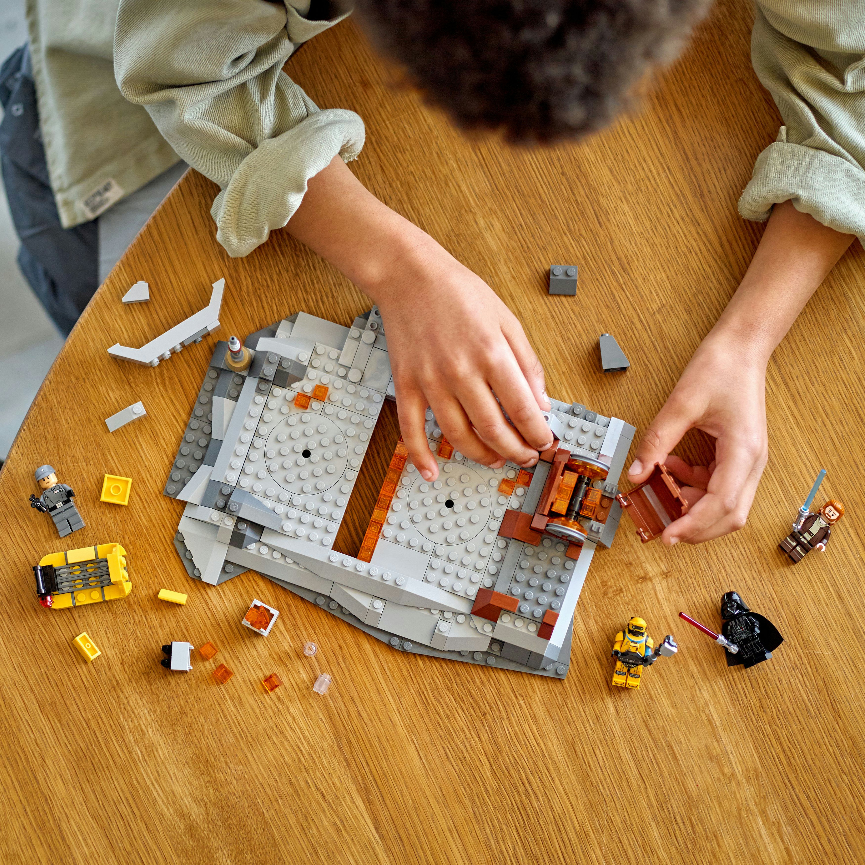 Kind baut ein Lego-Set auf einem Holztisch, mit verschiedenen Figuren und Teilen.
