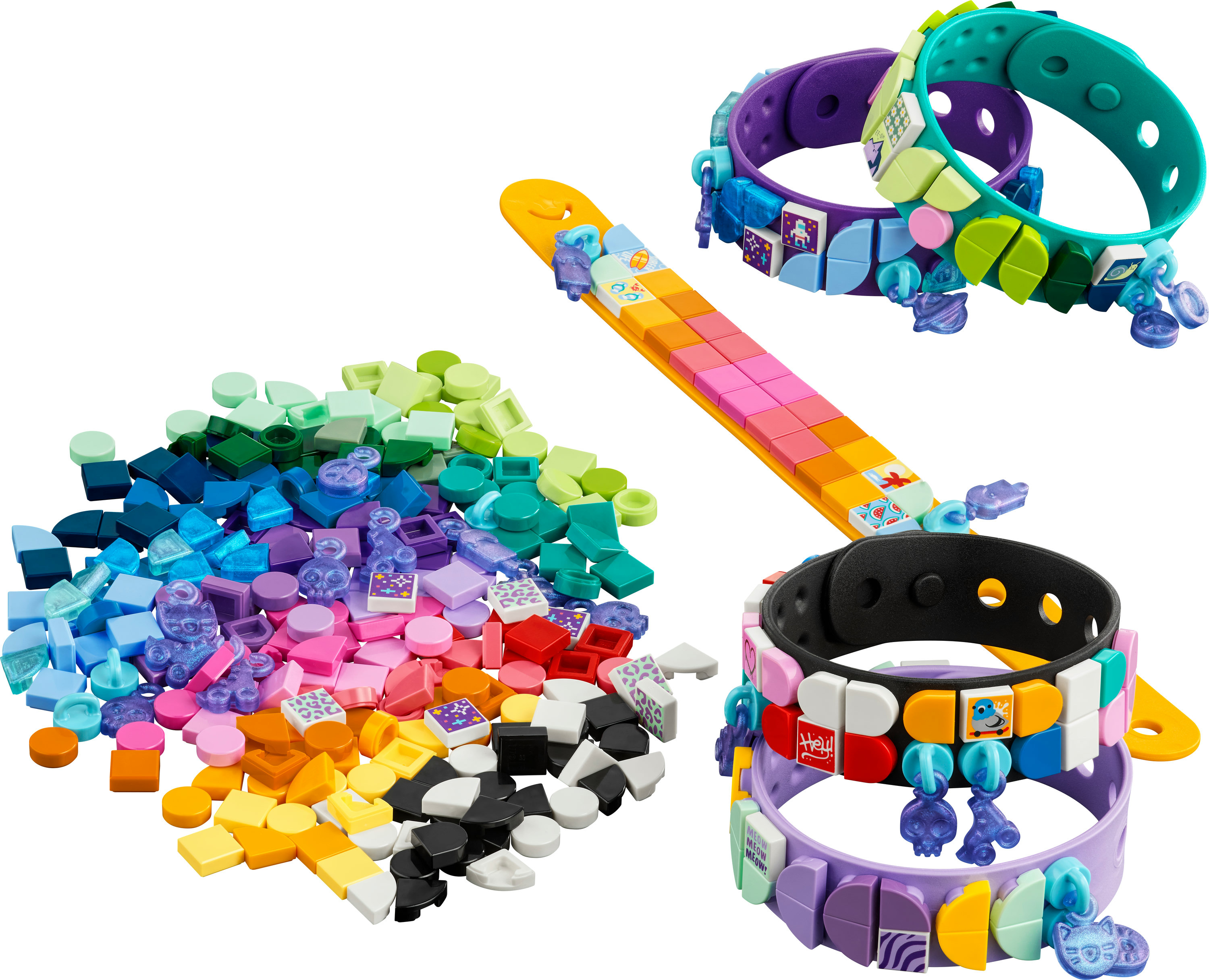 Se muestran múltiples pulseras Lego y piezas coloridas, mostrando varios diseños y componentes.