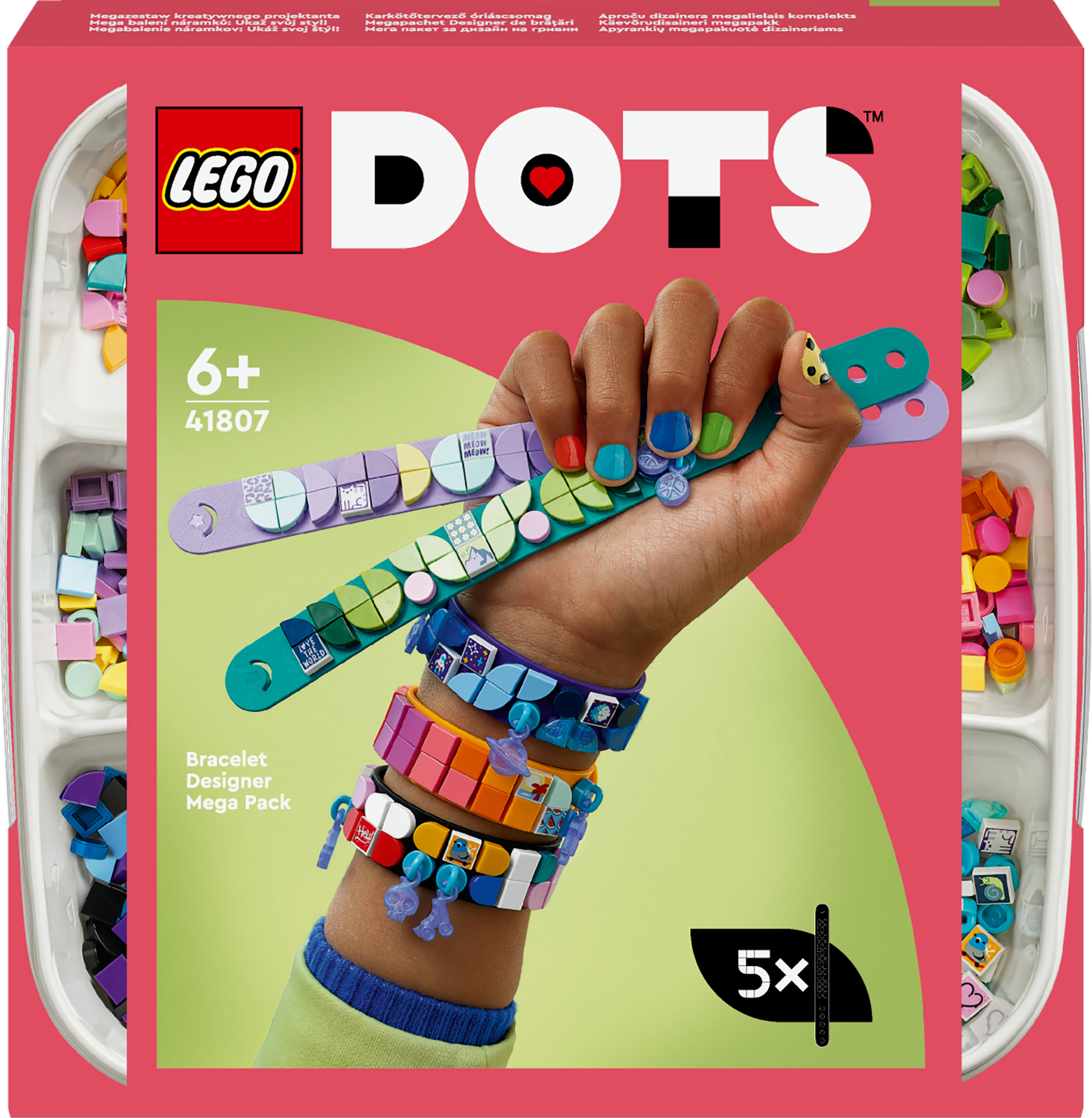 Set Lego Dots con pulseras y baldosas coloridas. Mano sosteniendo pulsera, varios diseños.