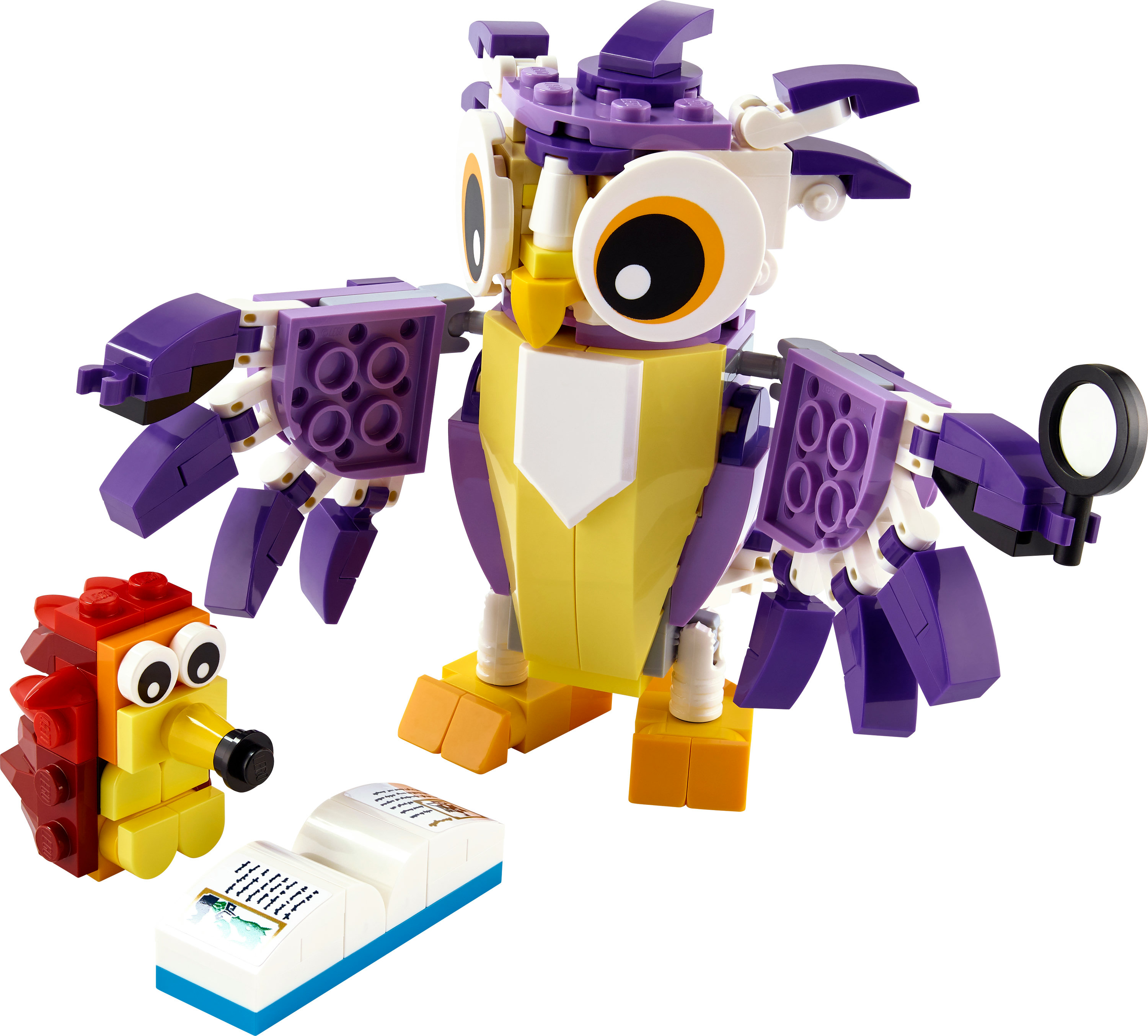 Un búho y un erizo Lego con un libro abierto y una lupa.