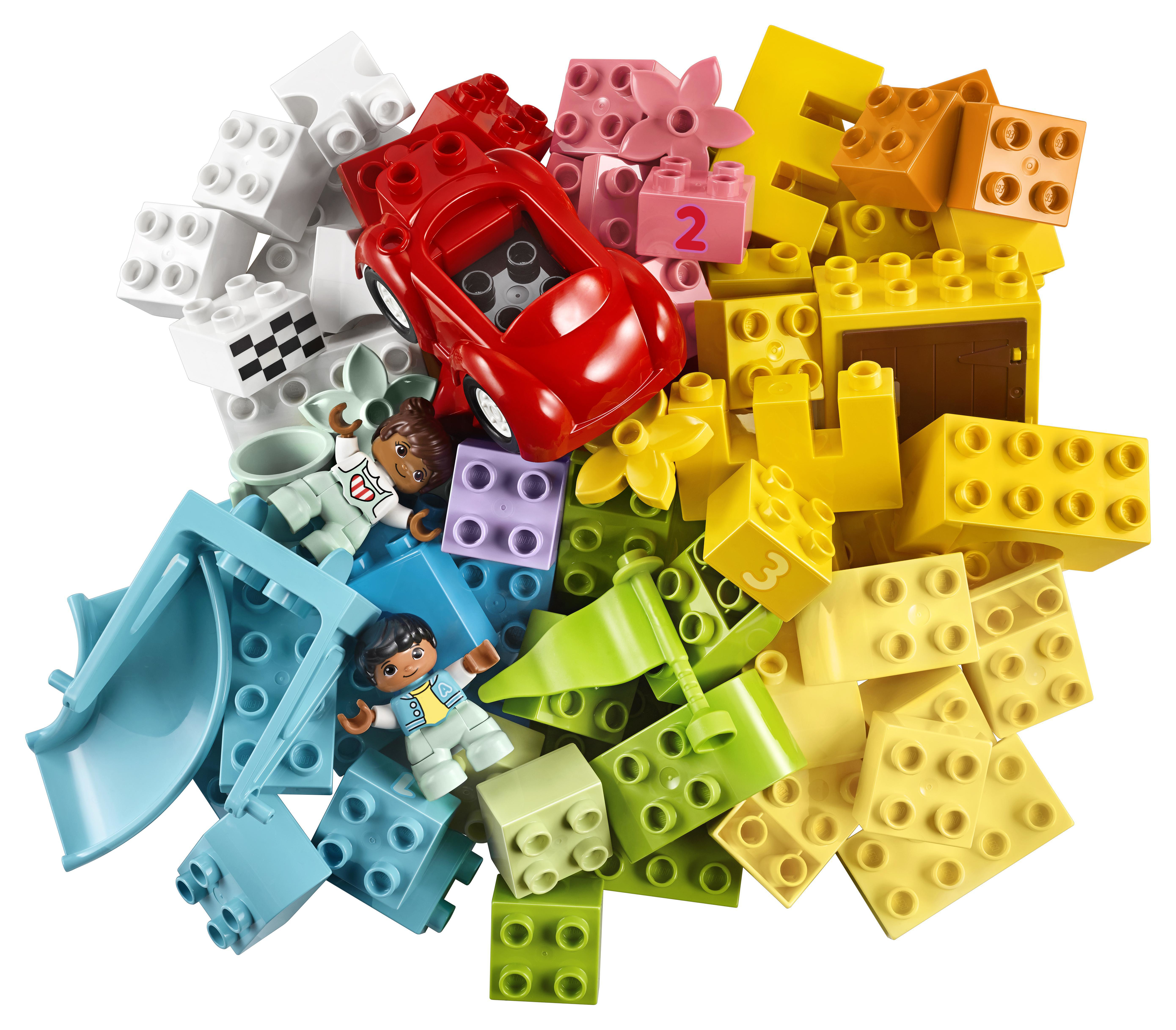Zestaw Lego Duplo z kolorowymi klockami, figurkami, czerwonym samochodem i zjeżdżalnią. Obecne są różne kształty i kolory.