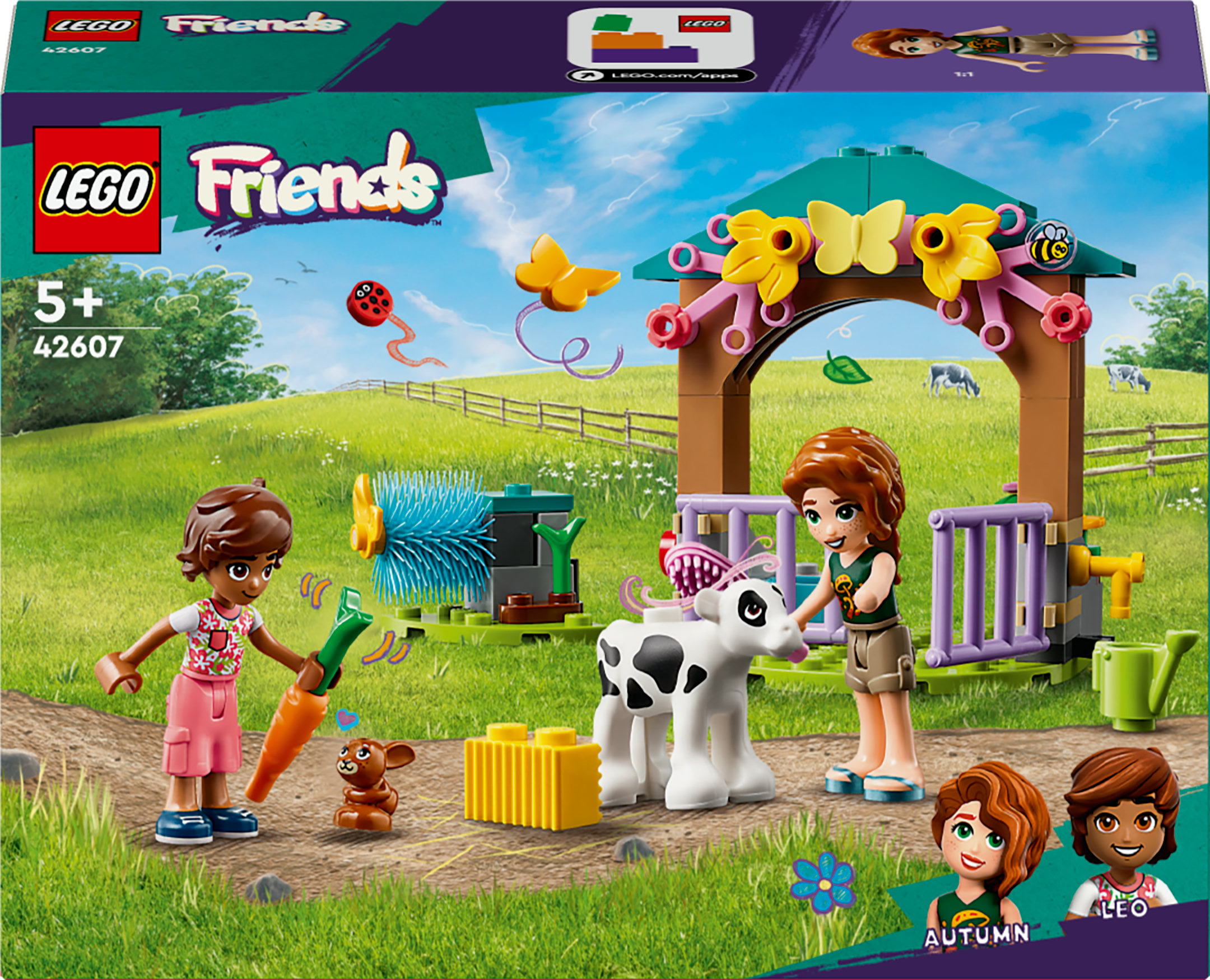 Zestaw Lego Friends z figurkami, cielakiem i akcesoriami na zielonej łące z płotkiem.